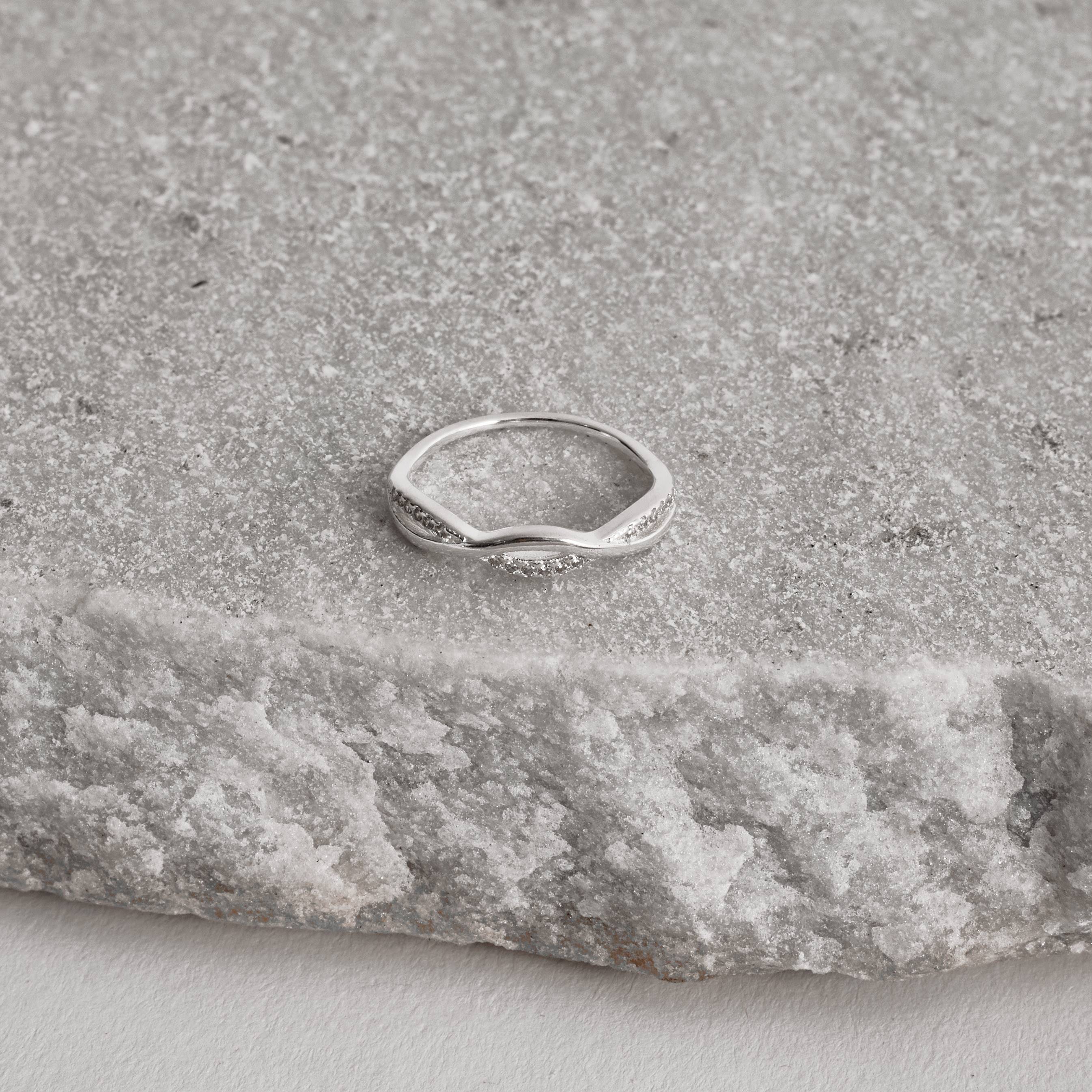 Anel fio trançado com cravejado