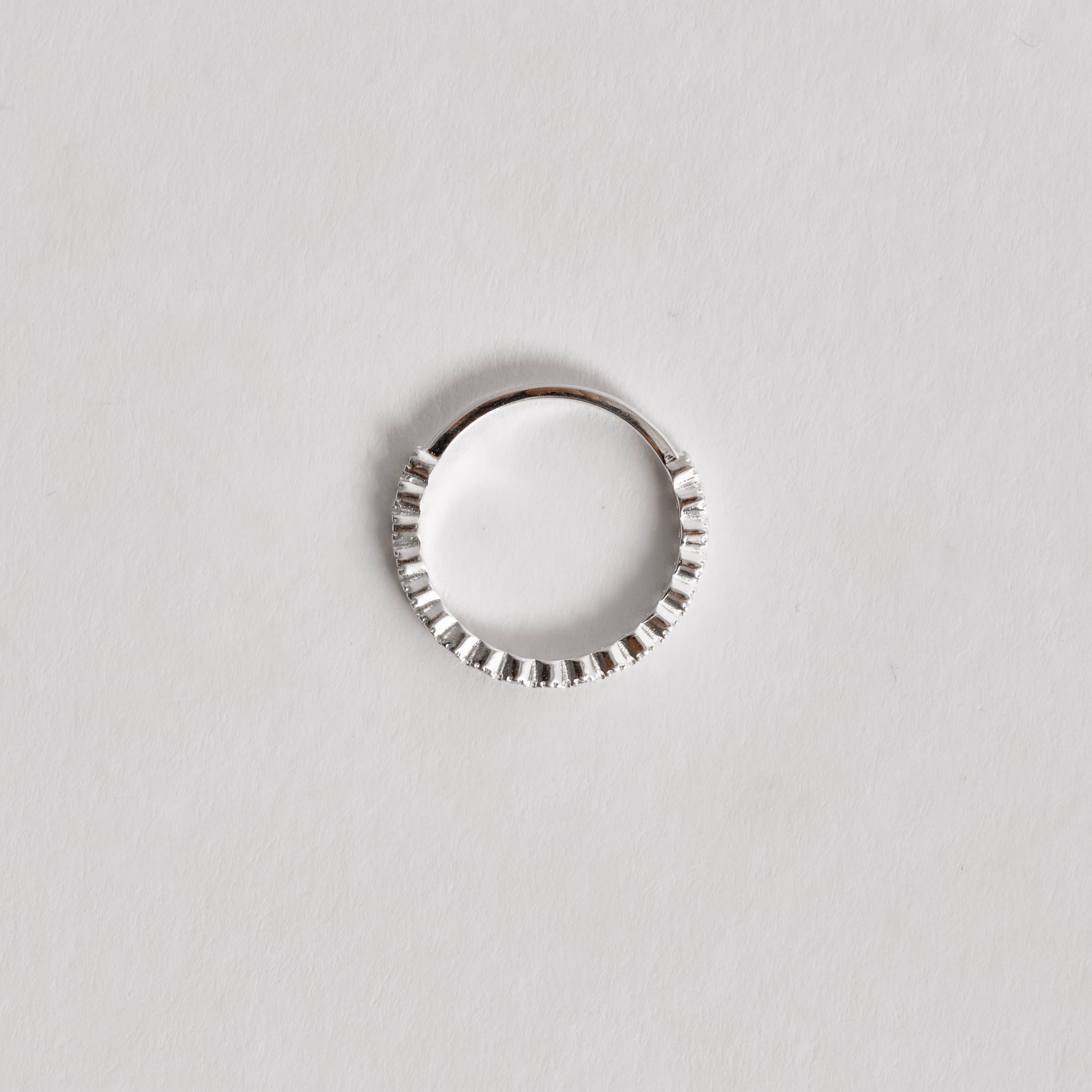 Imagem Secundária Anel meia aliança bolinhas 