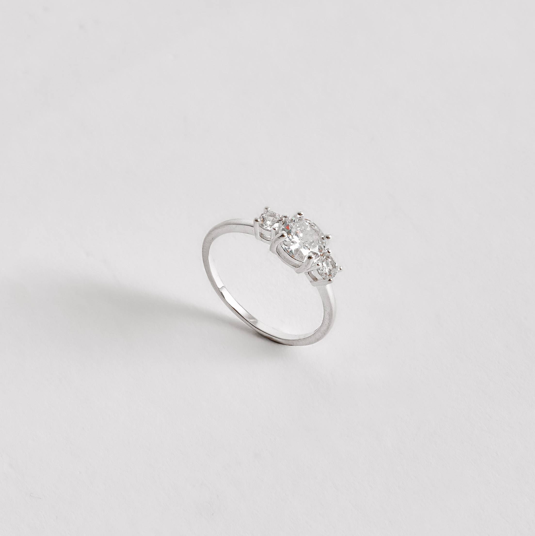 Anel entremeio 3 zircônias