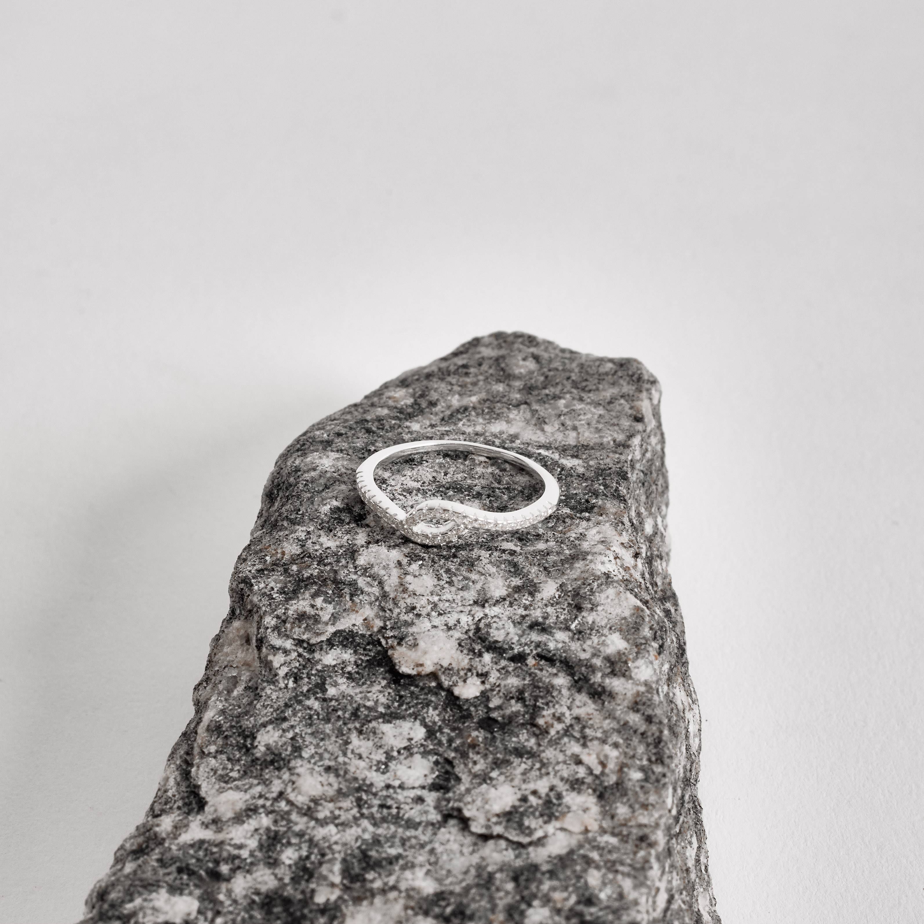 Imagem Secundária Anel ondulado navete vazado com cravejado