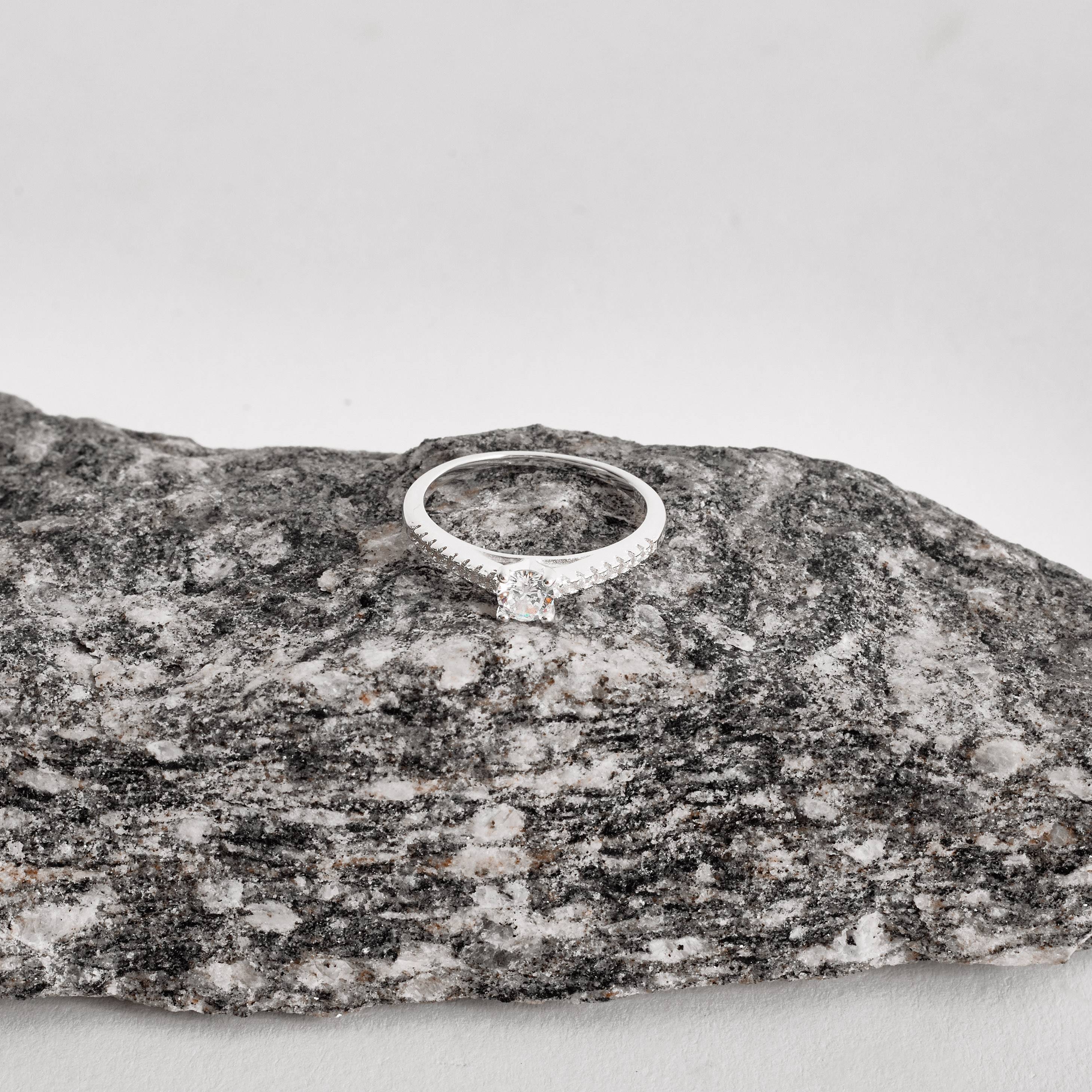 Imagem Secundária Anel meia aliança com solitário 4mm cristal