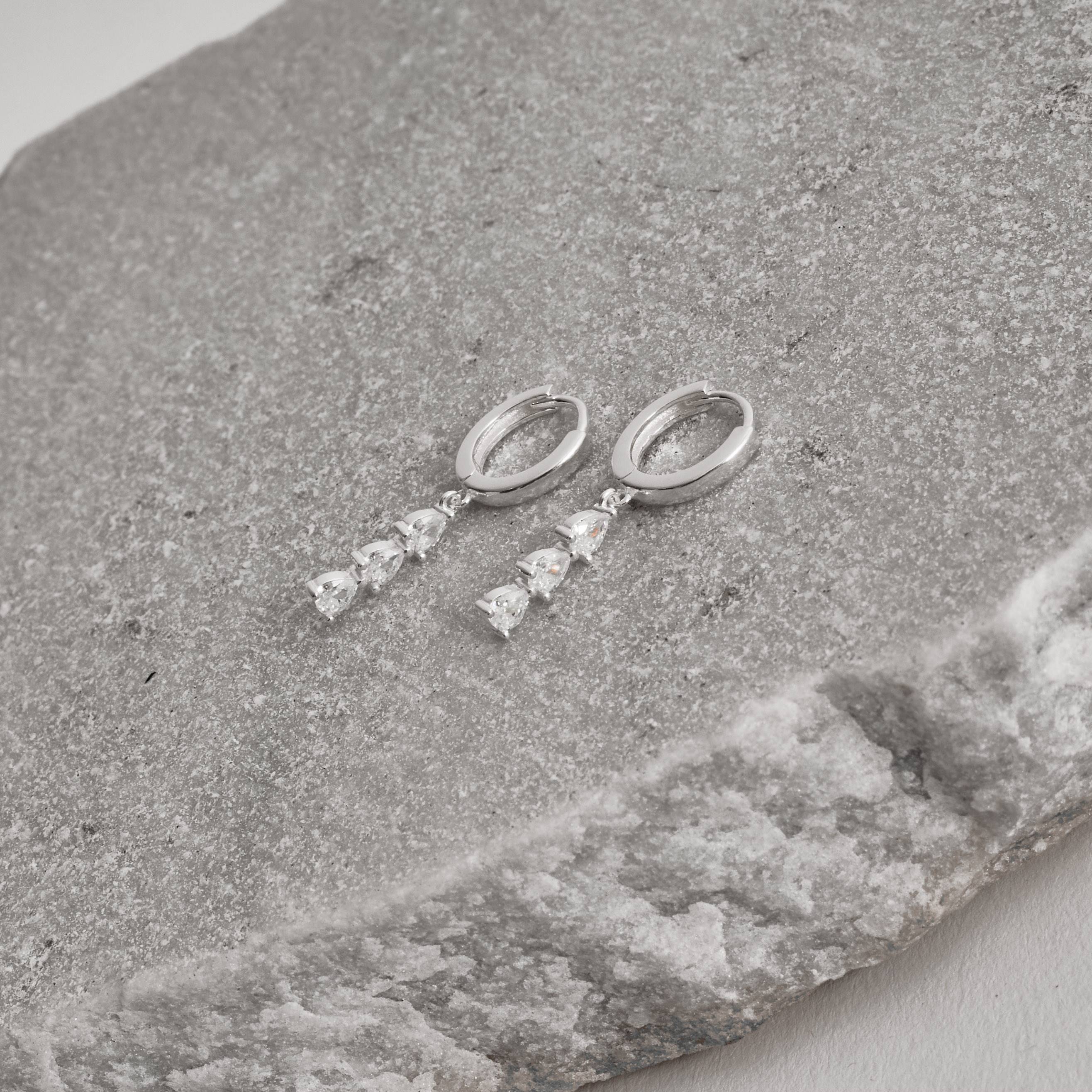 Argola click 13mm pingente zircônias gota