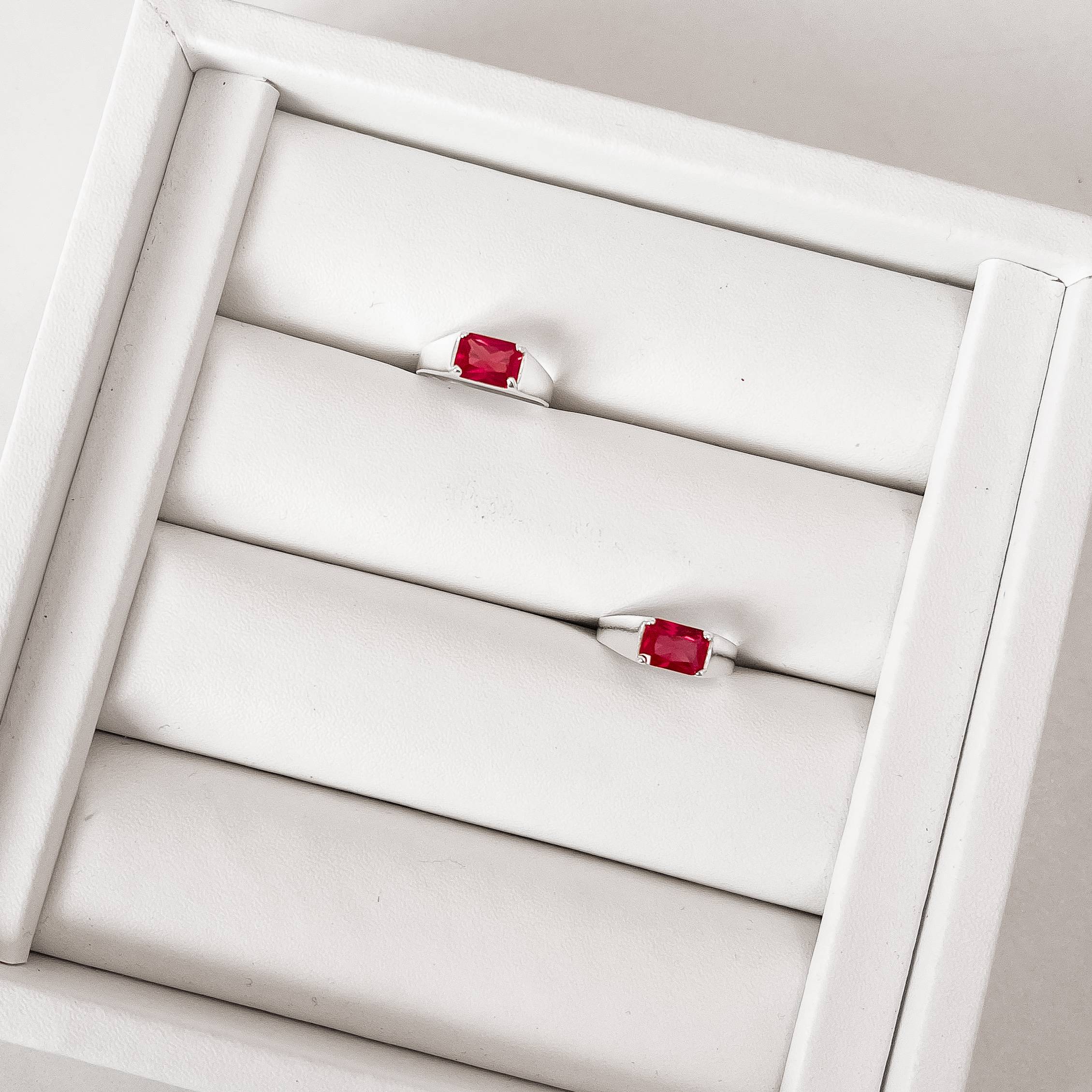 Imagem Anel zircônia retangular rubi dedinho