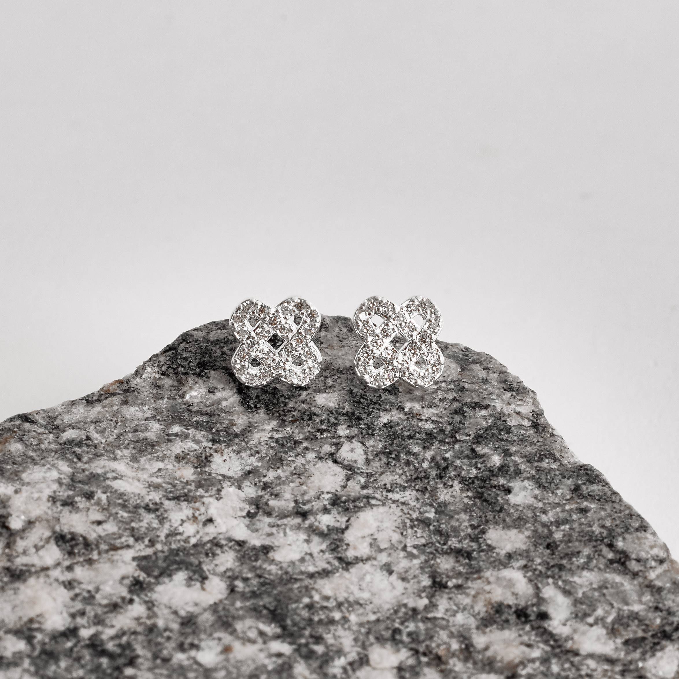 Brinco trevo vazado cravejado cristal 10mm