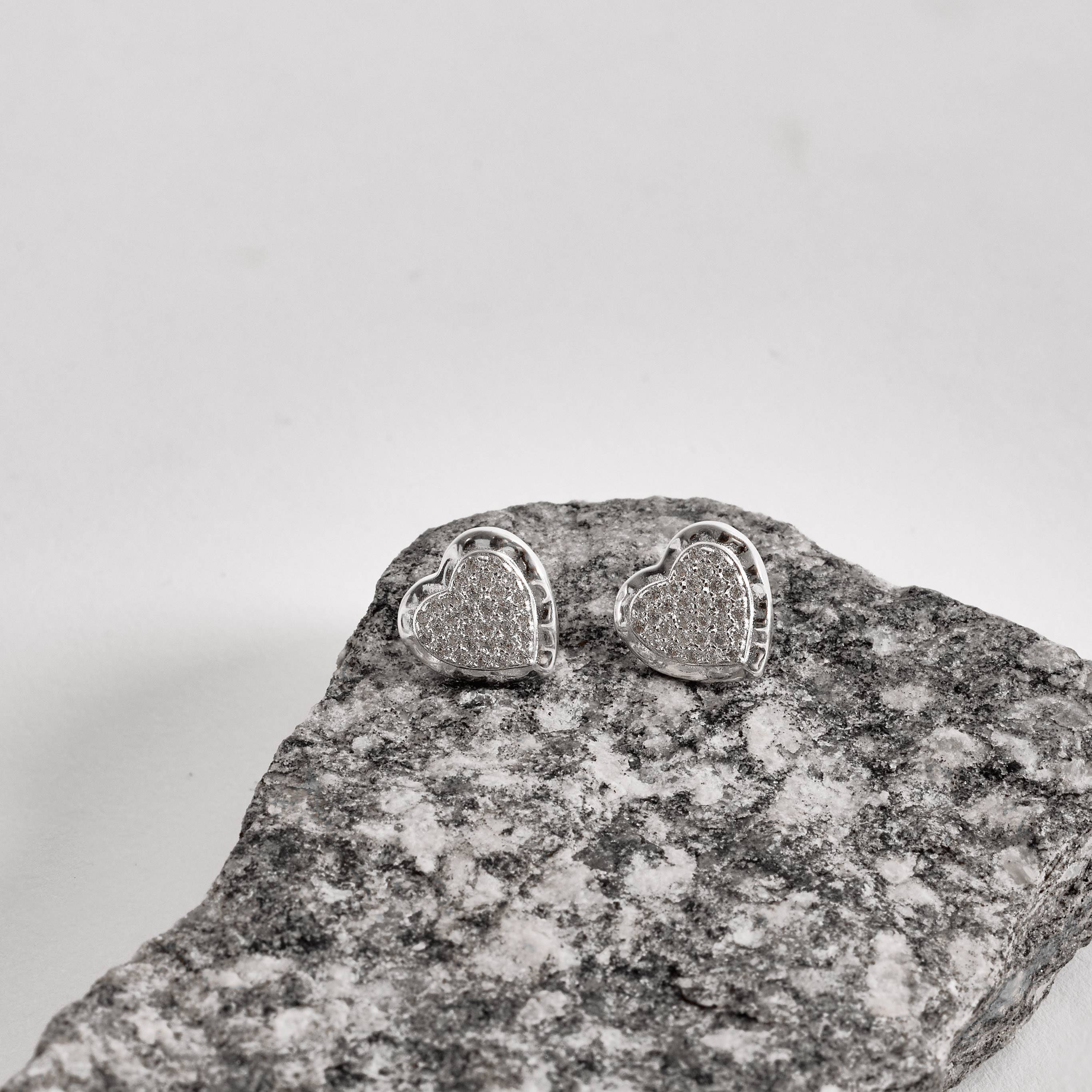 Brinco coração cravejado borda ondulada 13mm