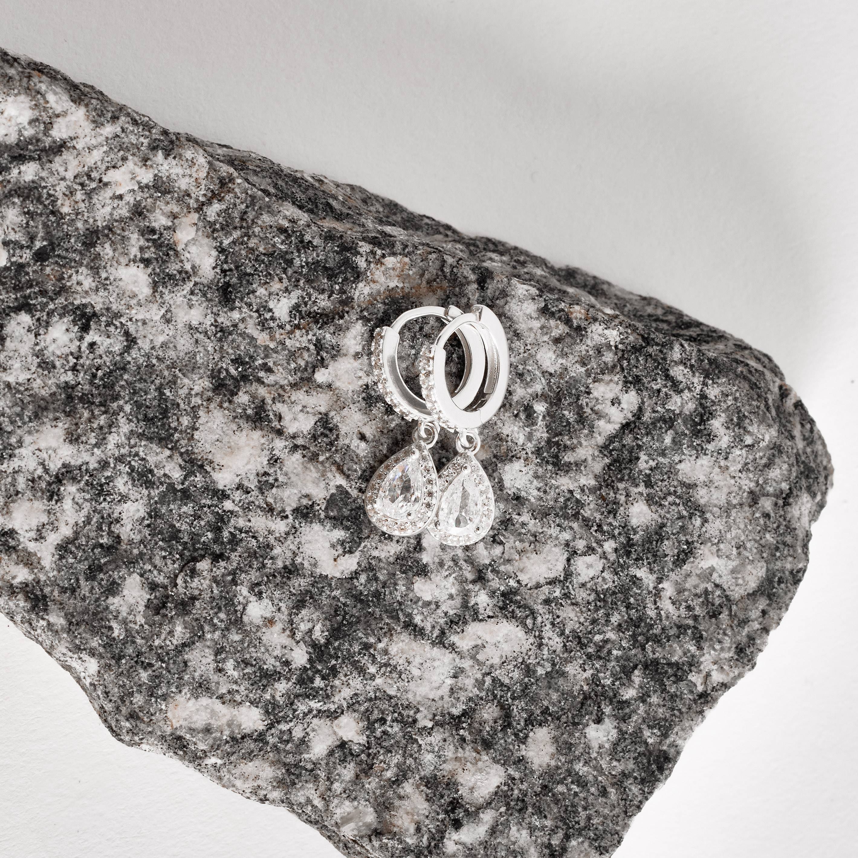 Argola click cravejada 11mm pingente zircônia gota cristal