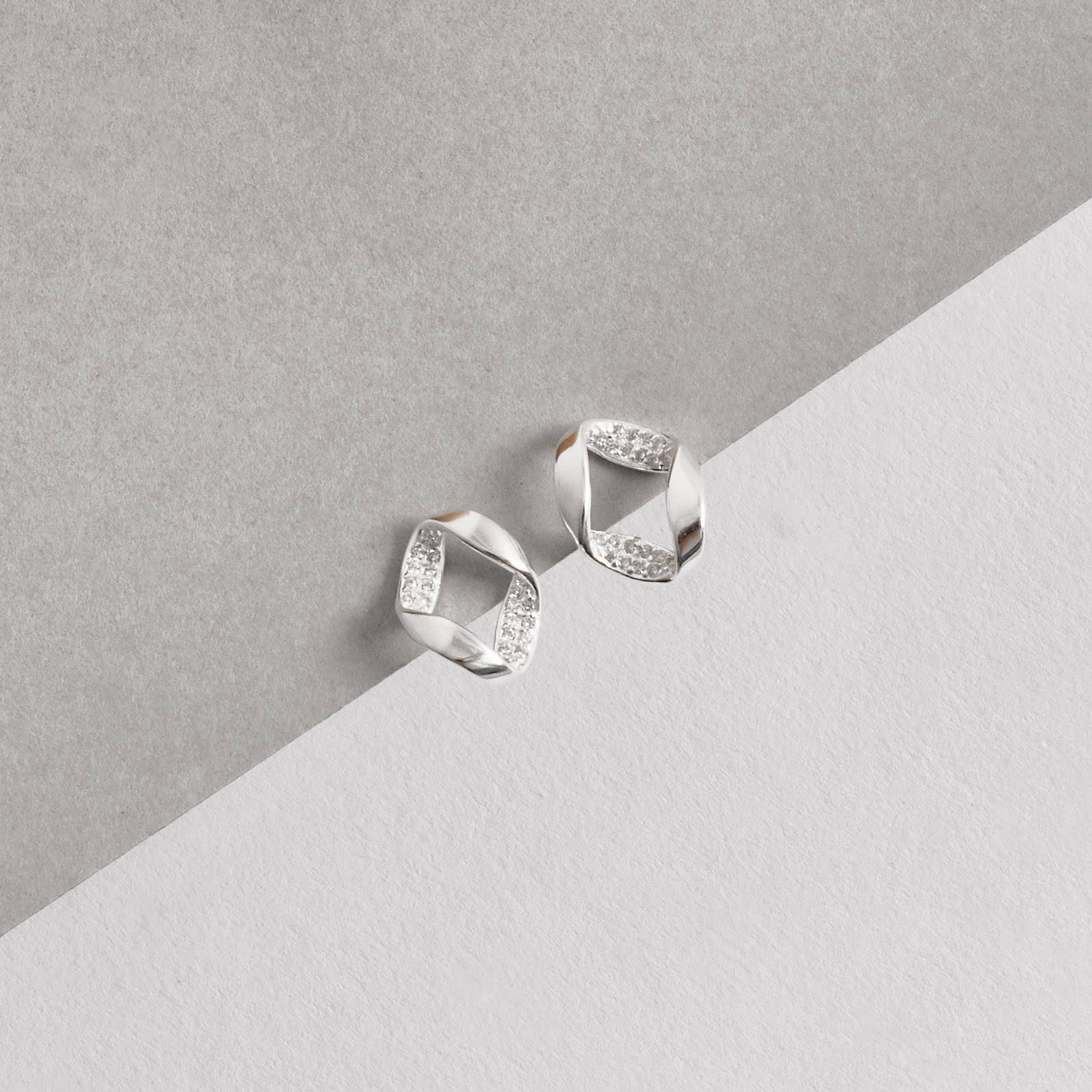 Brinco oval vazado com interior cravejado 13mm