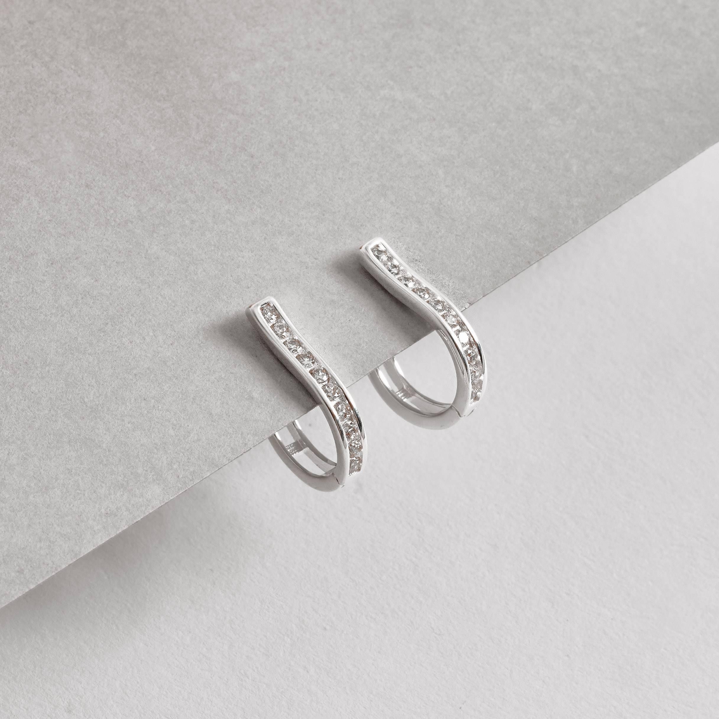 Argola click redonda palito cravejado 15mm detalhe vazado