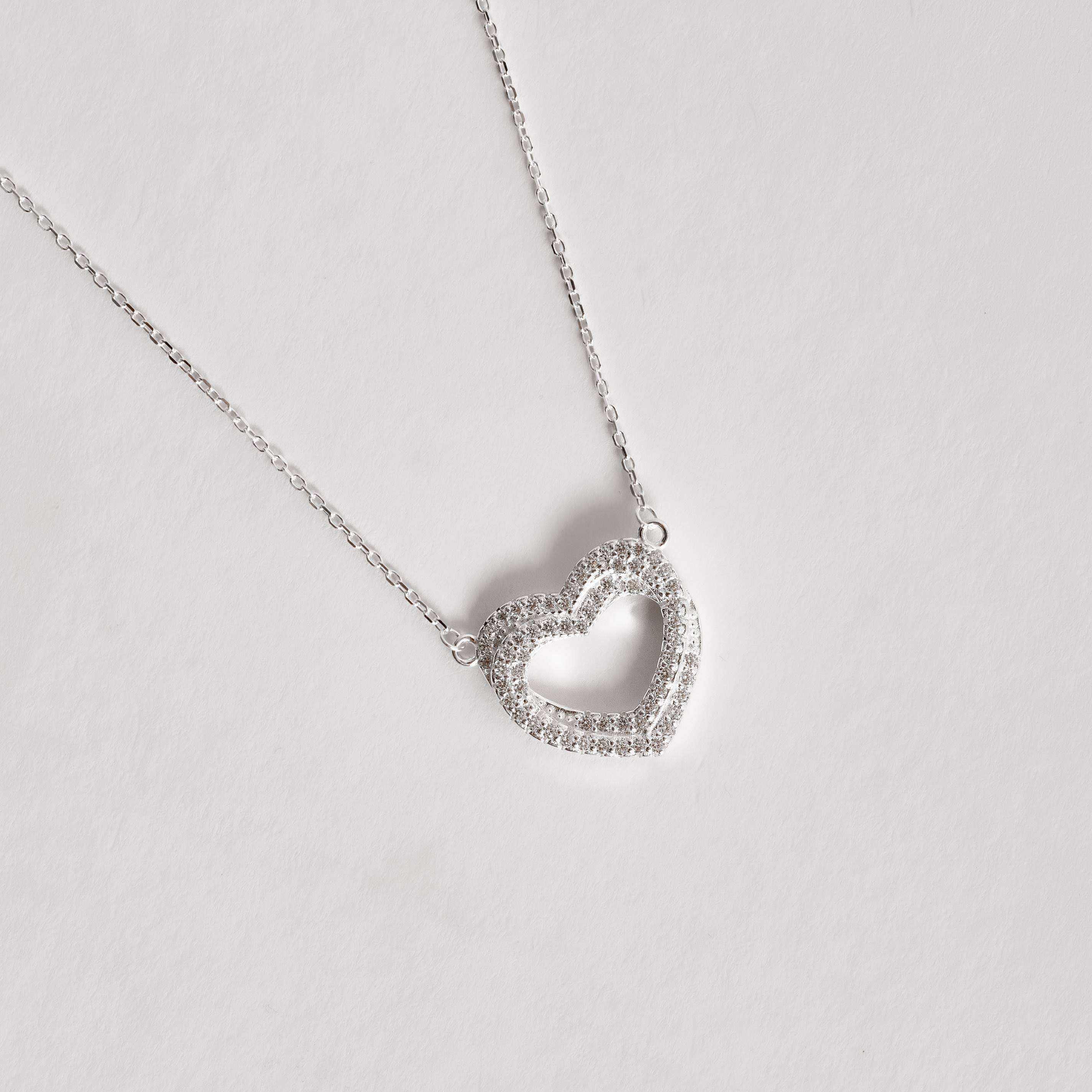 Imagem Colar entremeio 2 corações vazados cravejados 18mm corrente cadeado 40+5cm