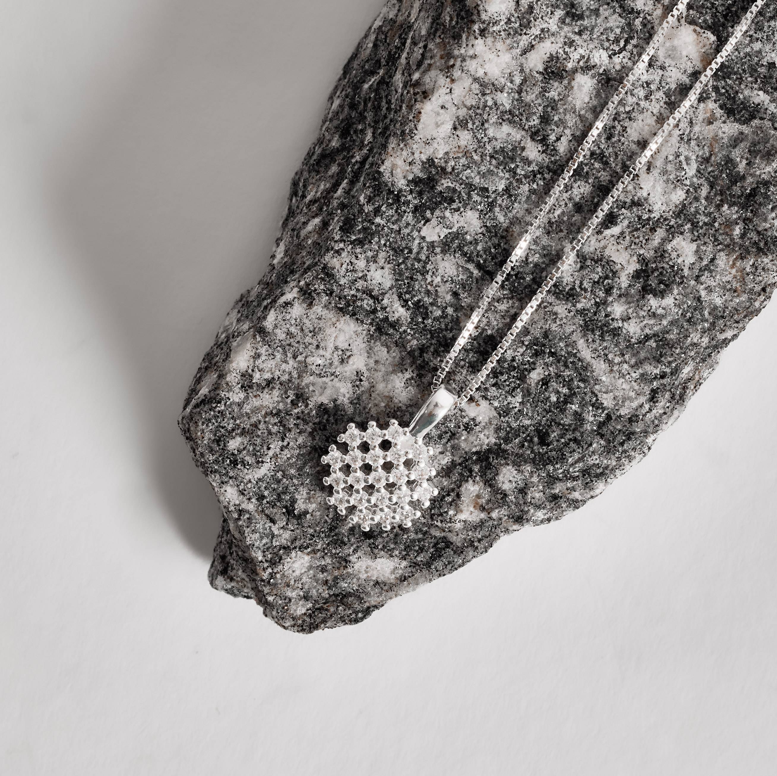 Imagem Secundária Colar pingente botão vazado cravejado 10mm 45cm