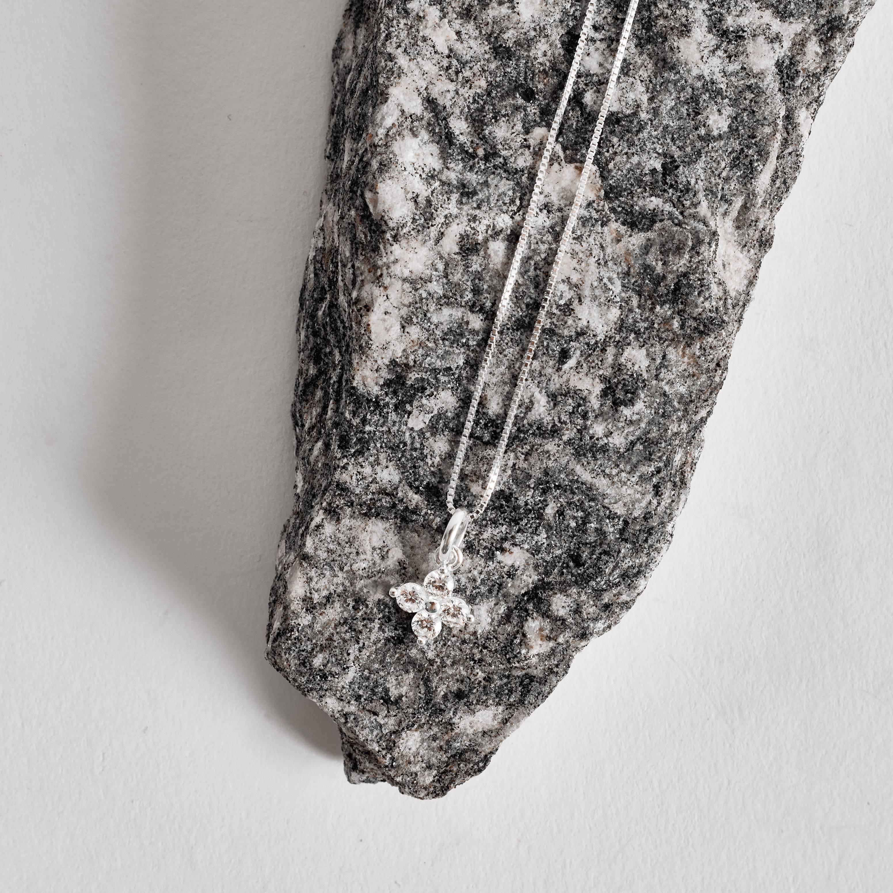 Imagem Colar pingente trevo cravejado 9mm 40cm