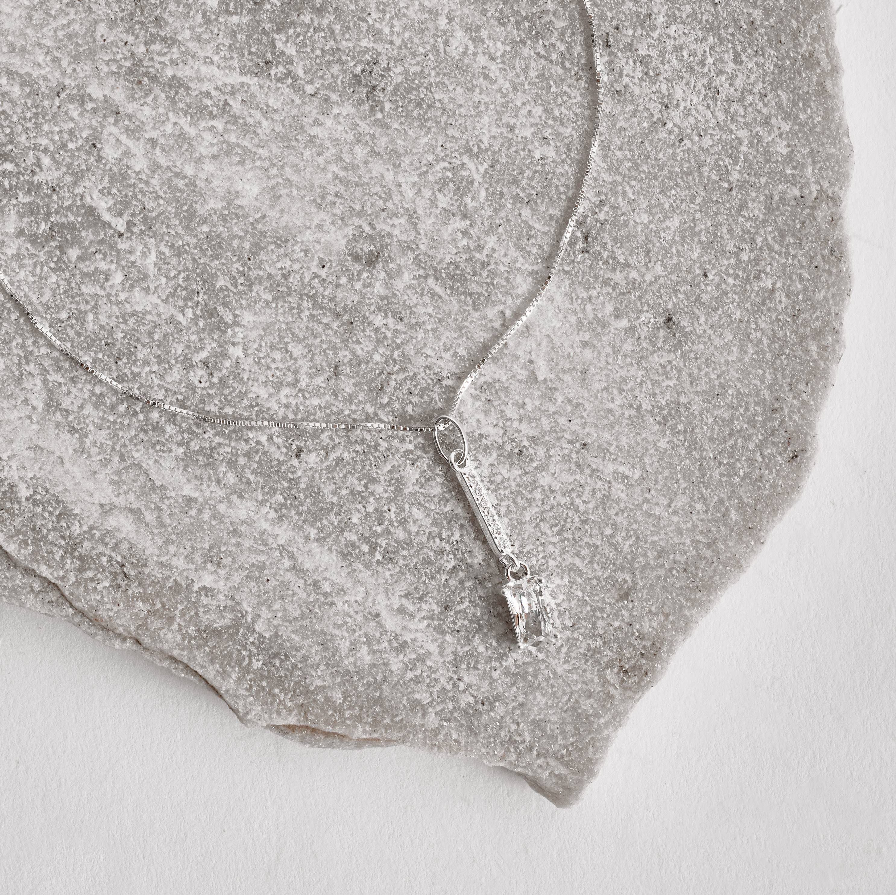 Imagem Colar pingente palito cravejado com zircônia retangular 11mm 45cm