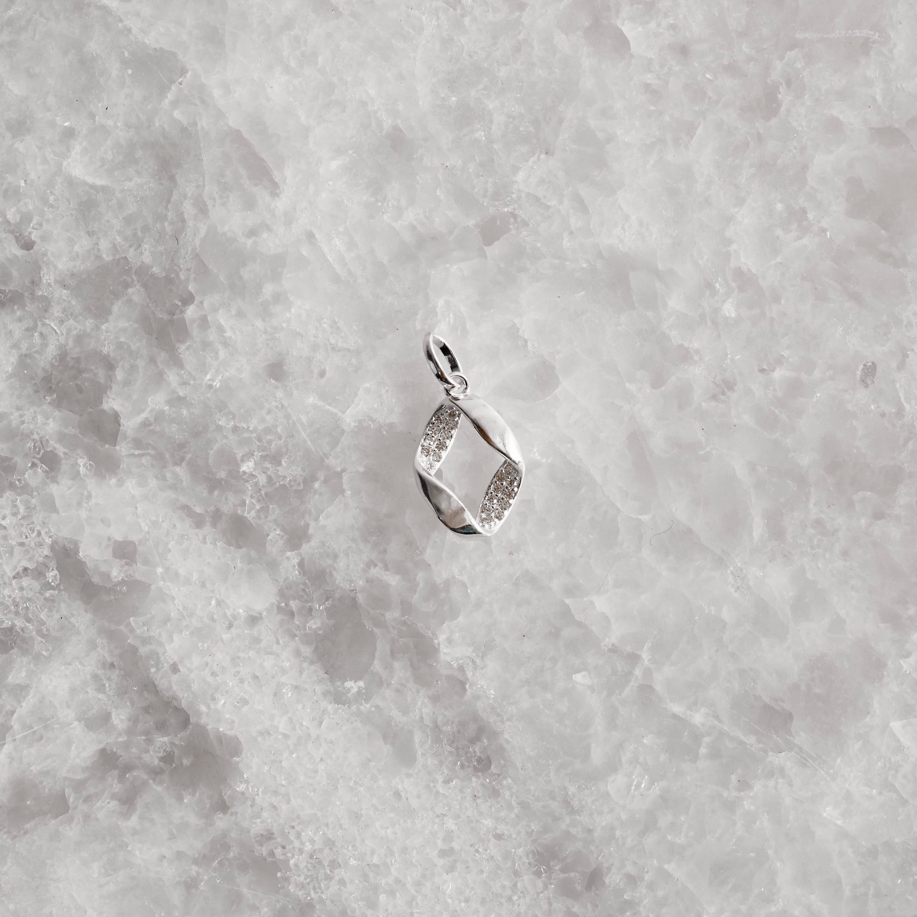 Pingente oval vazado com interior cravejado 13mm