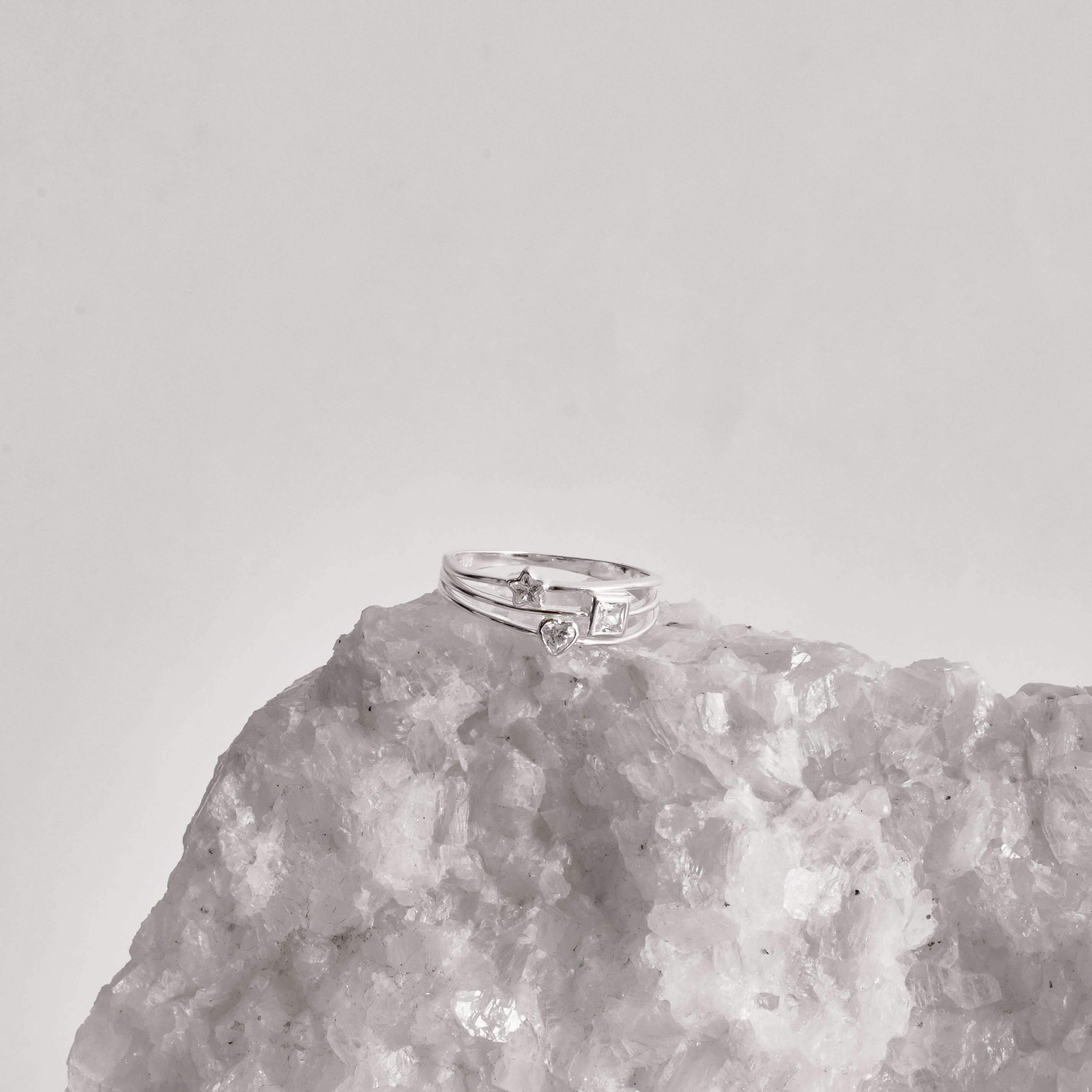 Anel fio triplo zircônias estrela, quadrada e coração