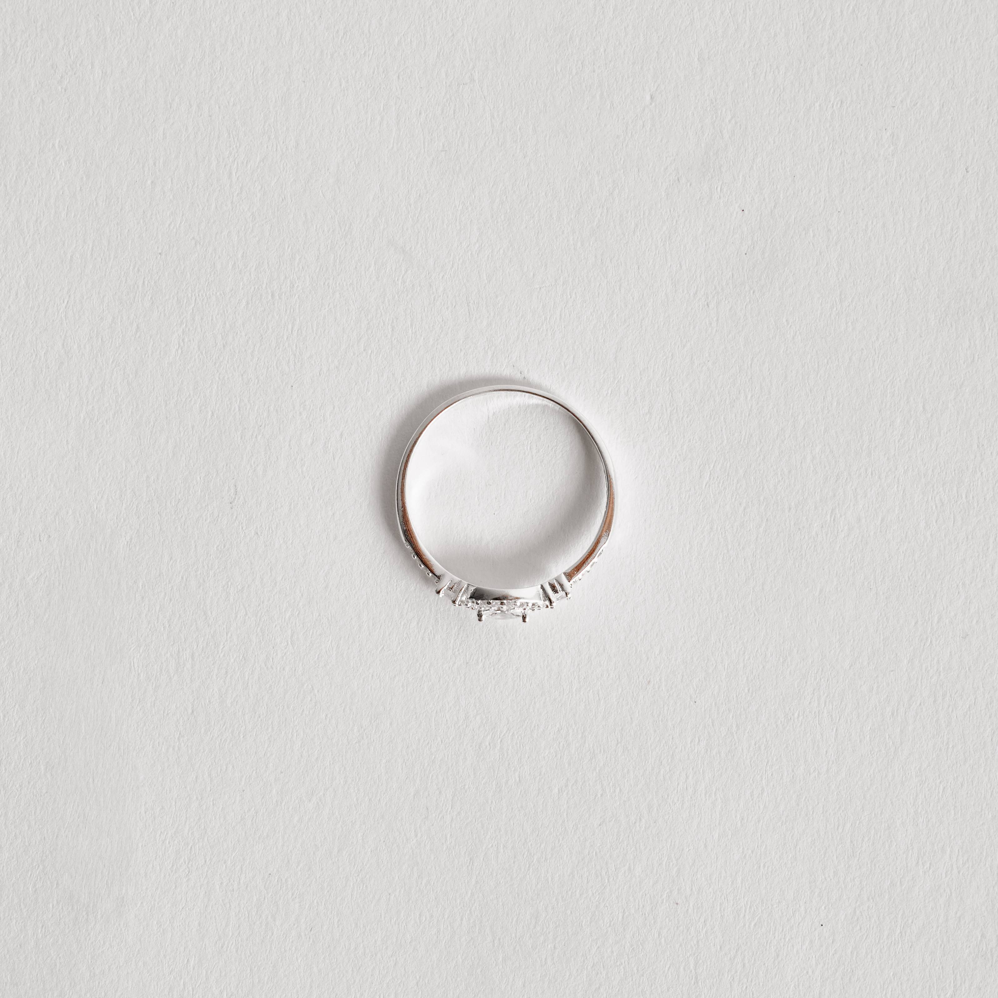 Imagem Secundária Anel zircônia navete com cravejado na lateral