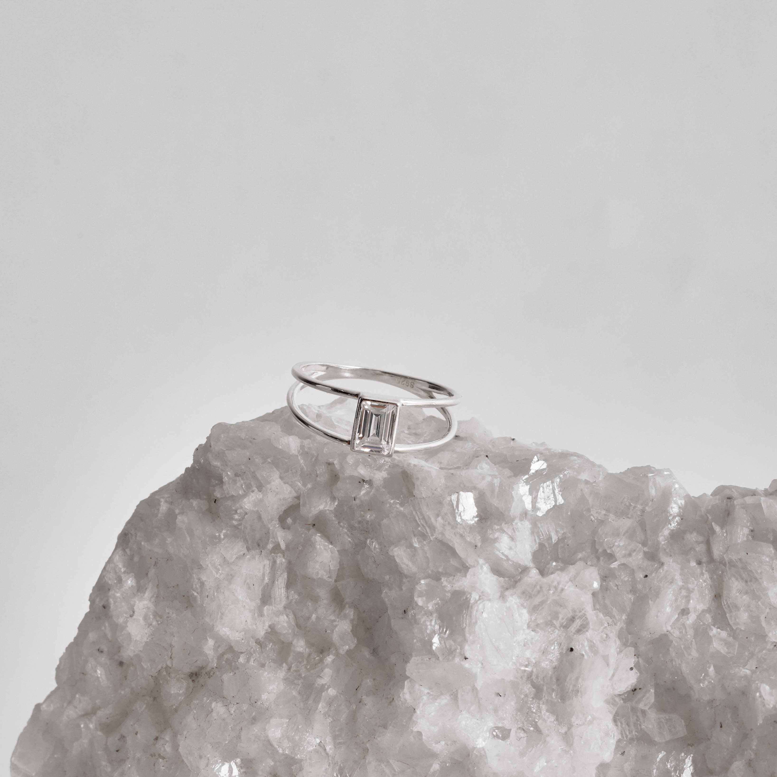 Anel 2 fios com zircônia retangular