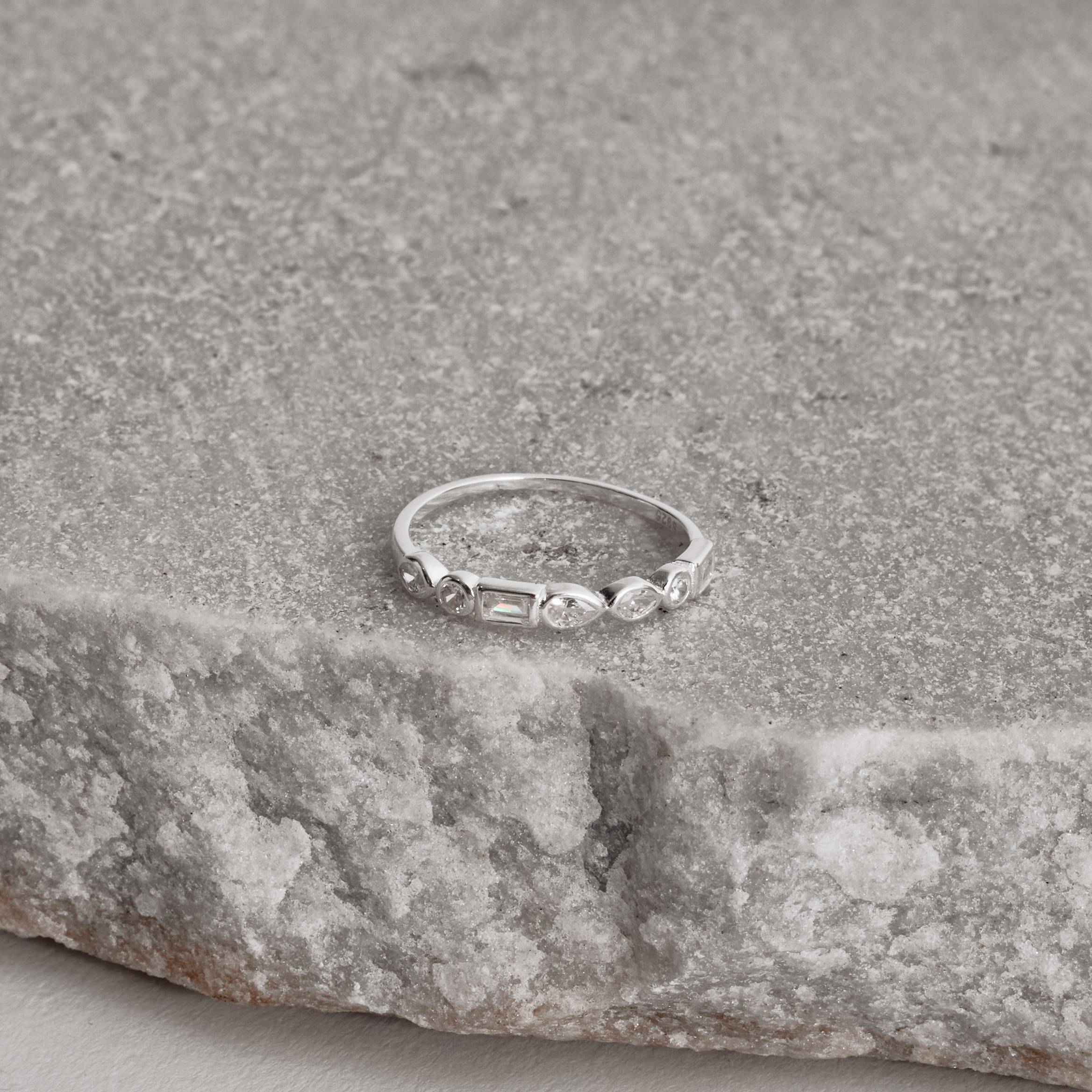 Anel meia aliança zircônias navete, redonda, retangular e gota