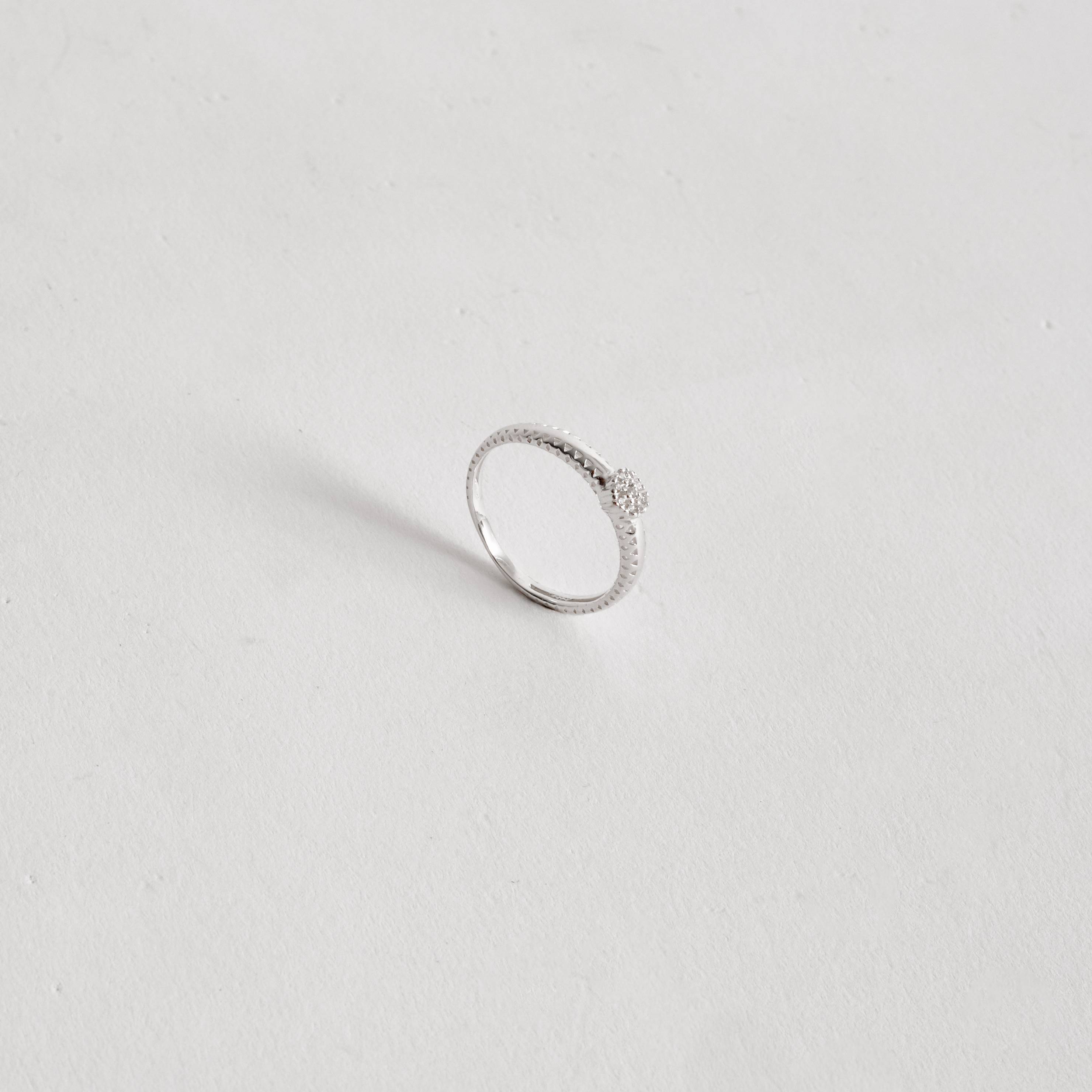 Anel coração cravejado detalhe vazado na lateral