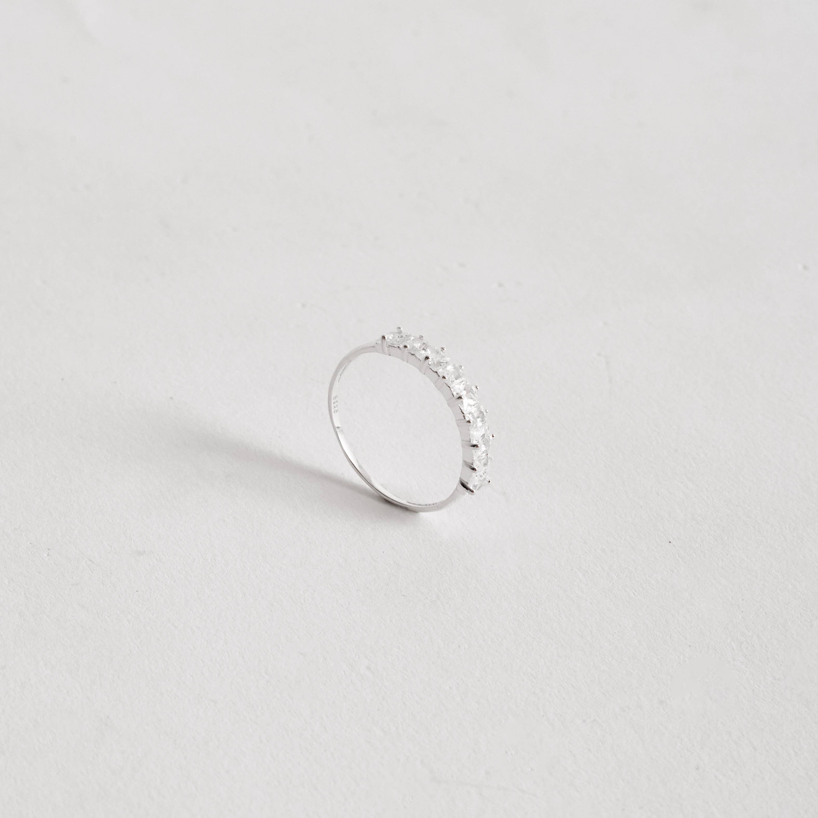 Anel meia aliança zircônias quadrada e retangular 