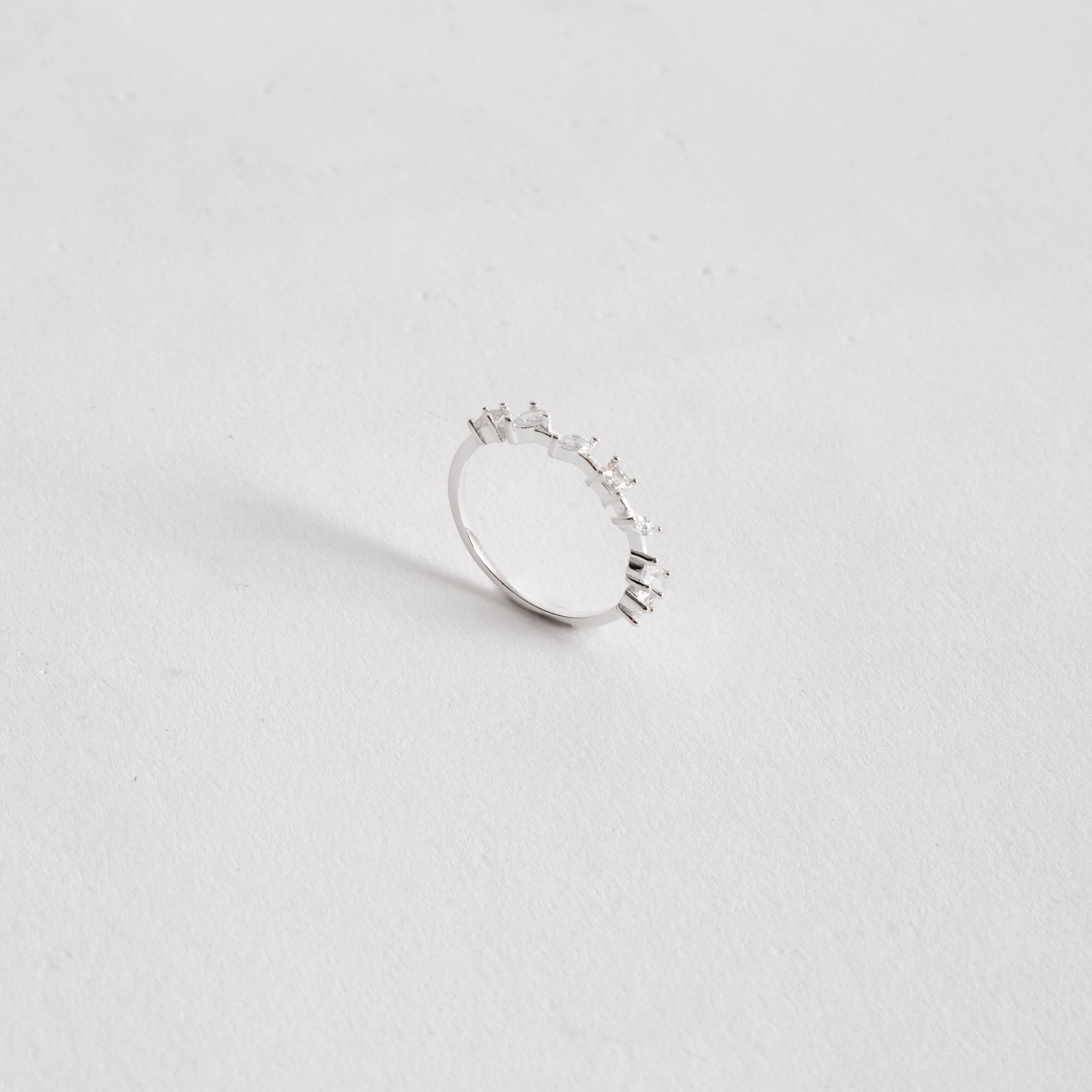 Anel zircônias quadrada, gota e navete