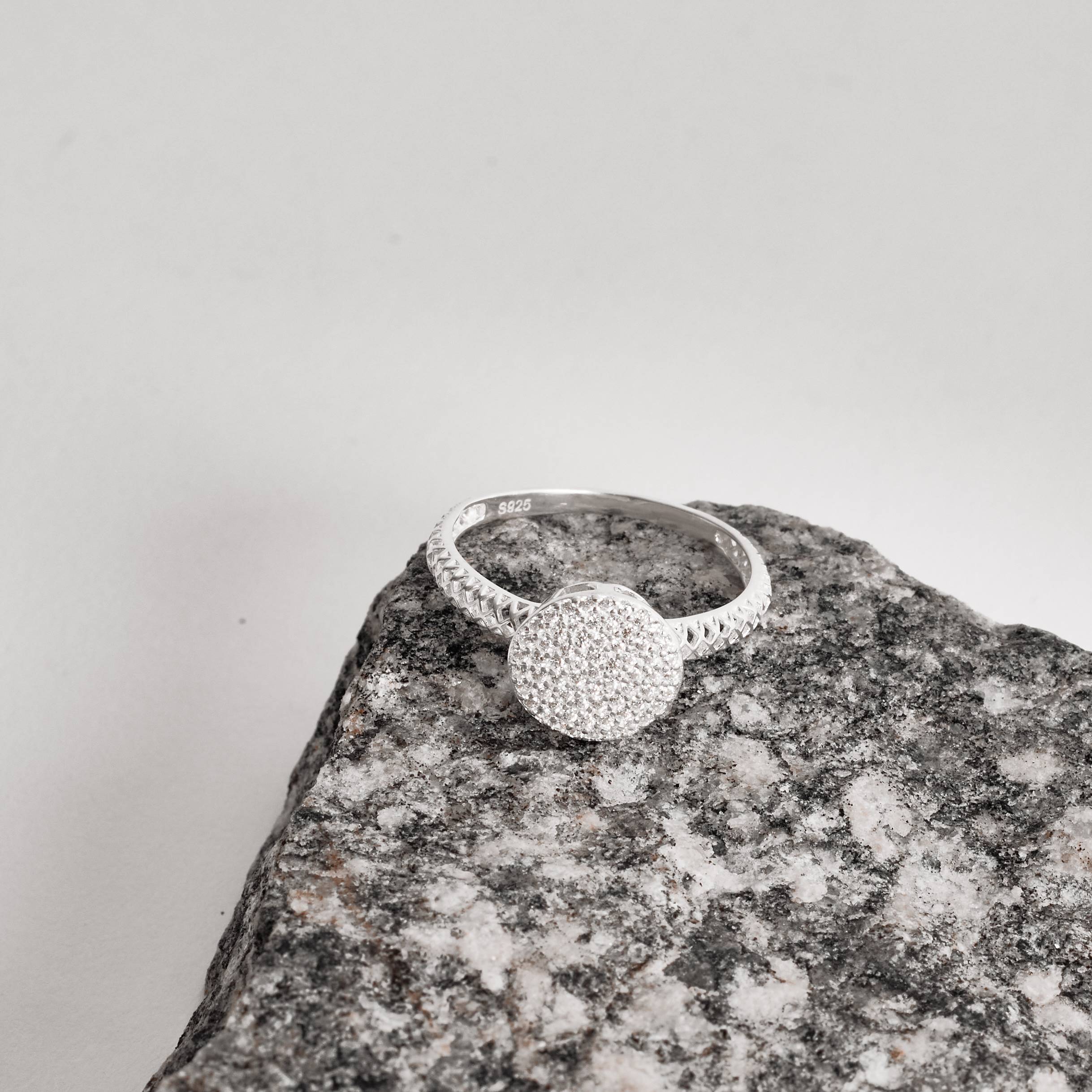 Anel botão cravejado caixa alta com vazado na lateral