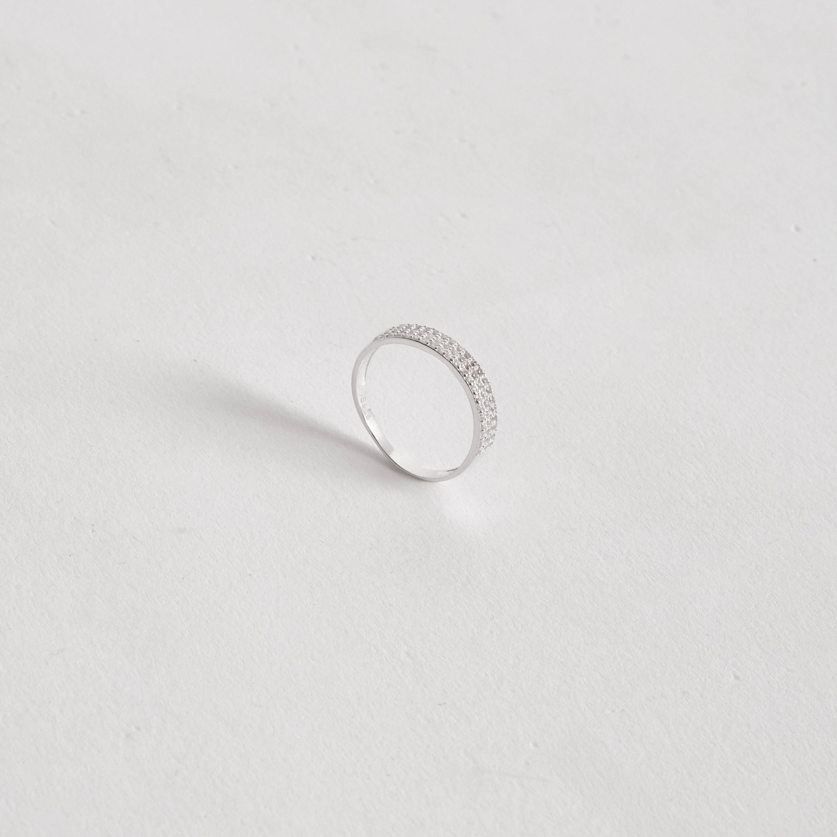 Imagem Anel meia aliança com triplo cravejado