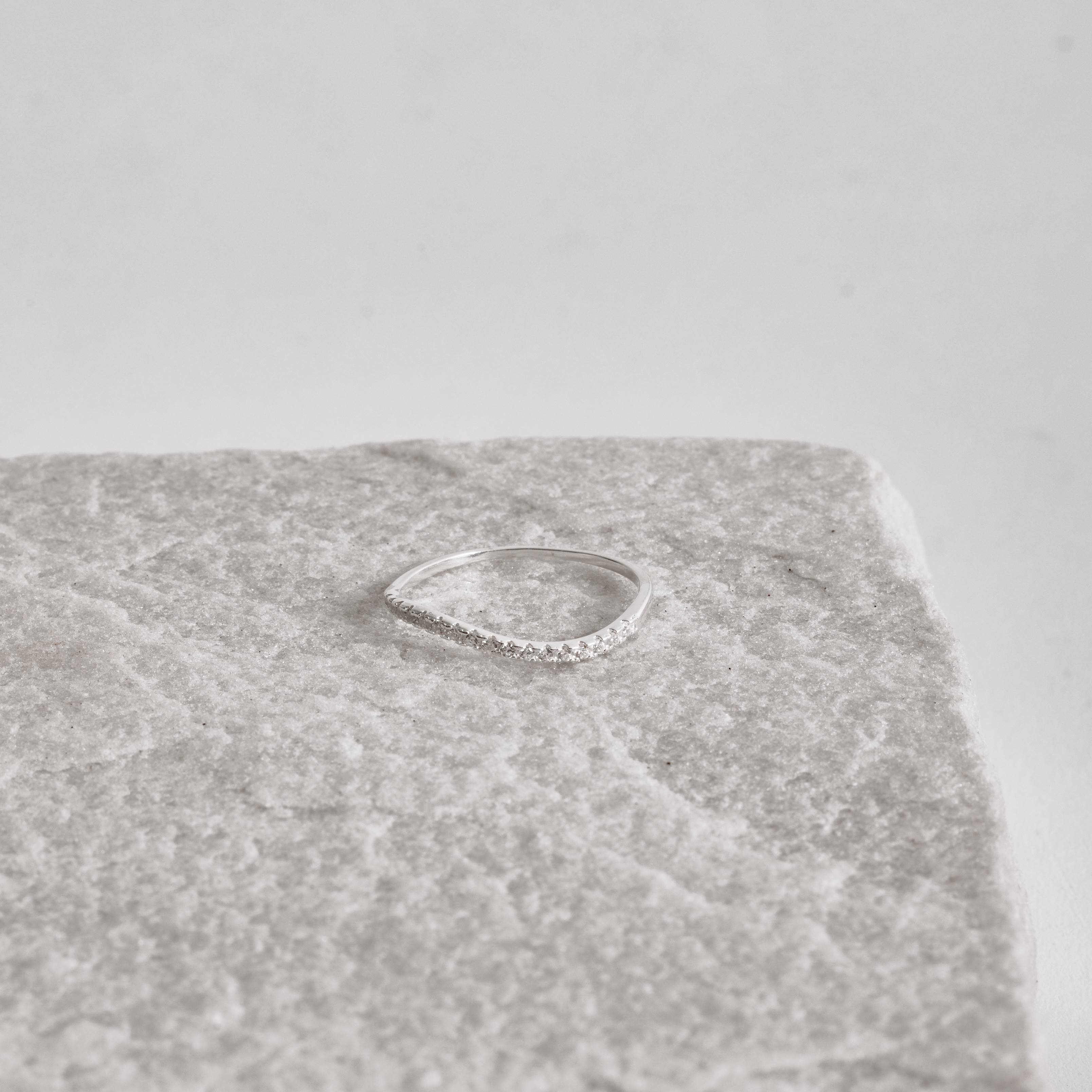 Imagem Anel fio curvado cravejado