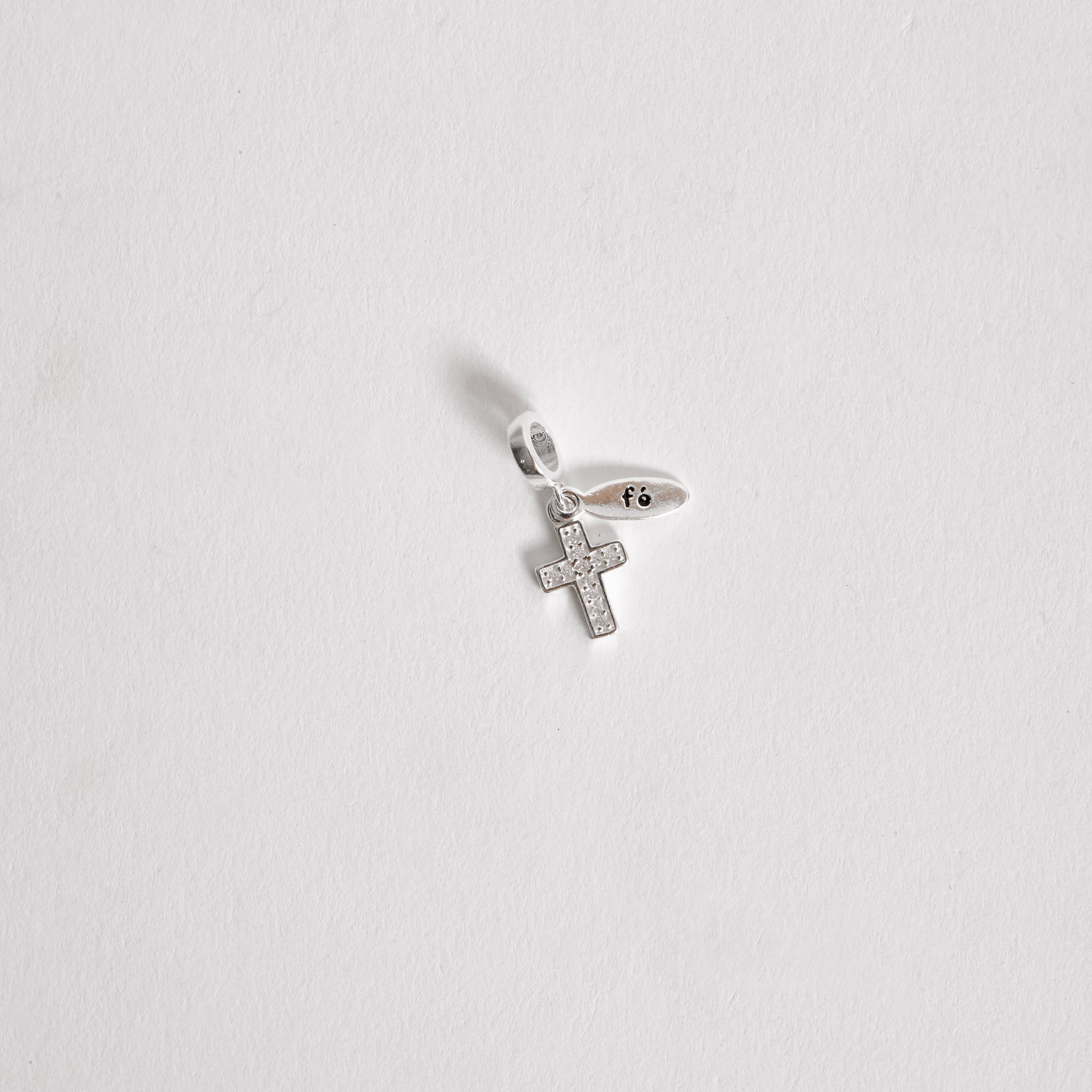 Berloque pingente cruz cravejada com placa escrito fé