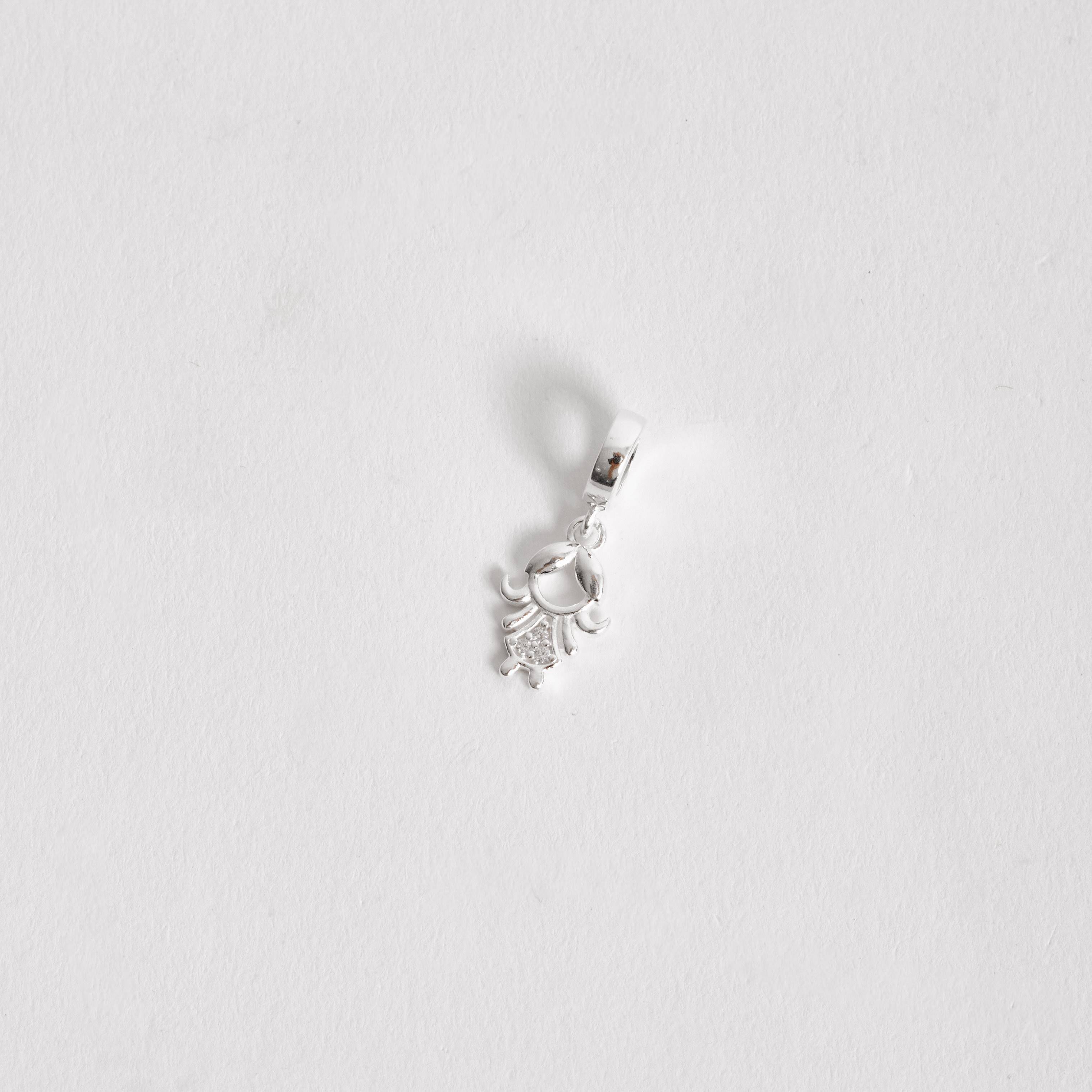 Berloque pingente menina detalhe cravejado 11mm