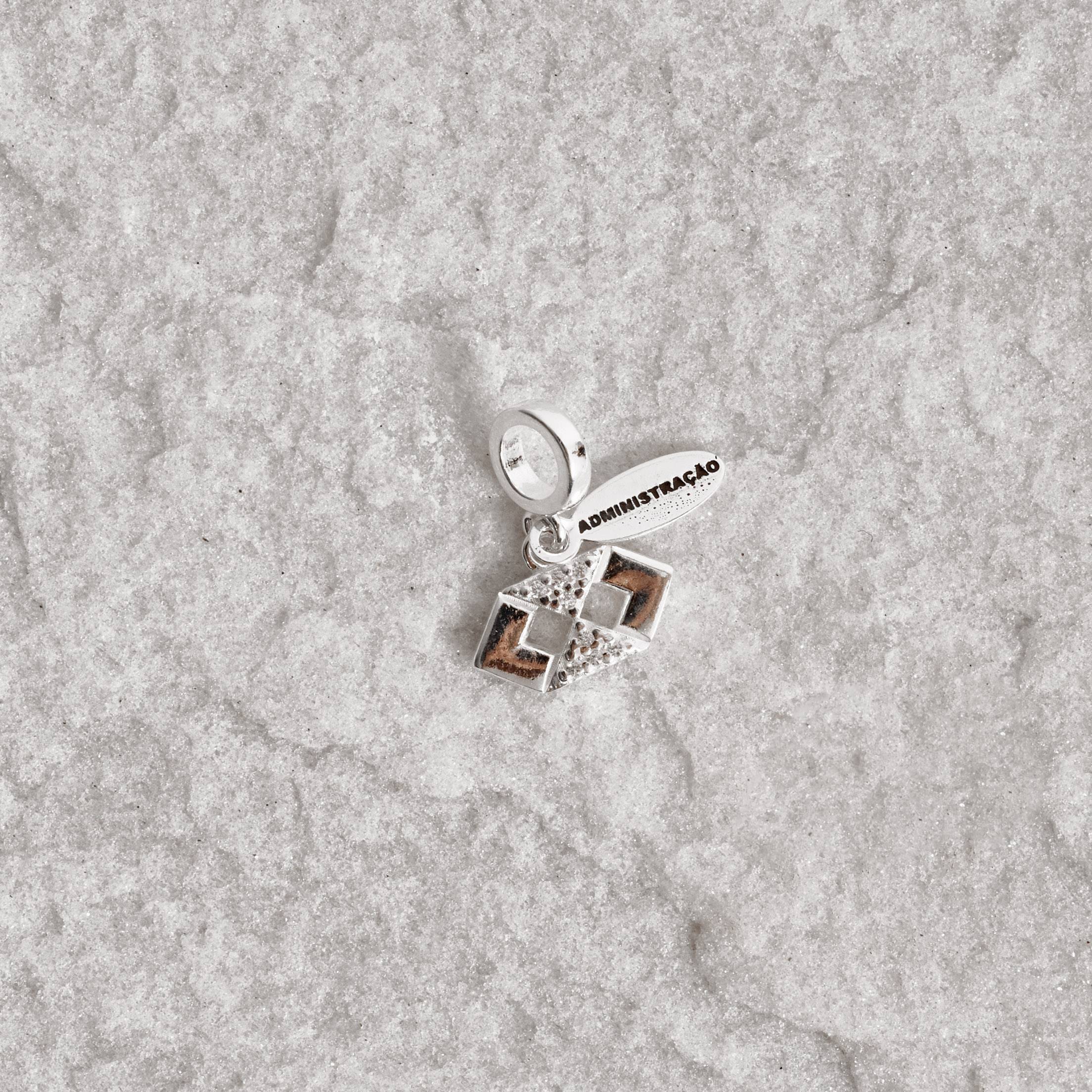 Berloque pingente placa Administração com símbolo cravejado 12mm