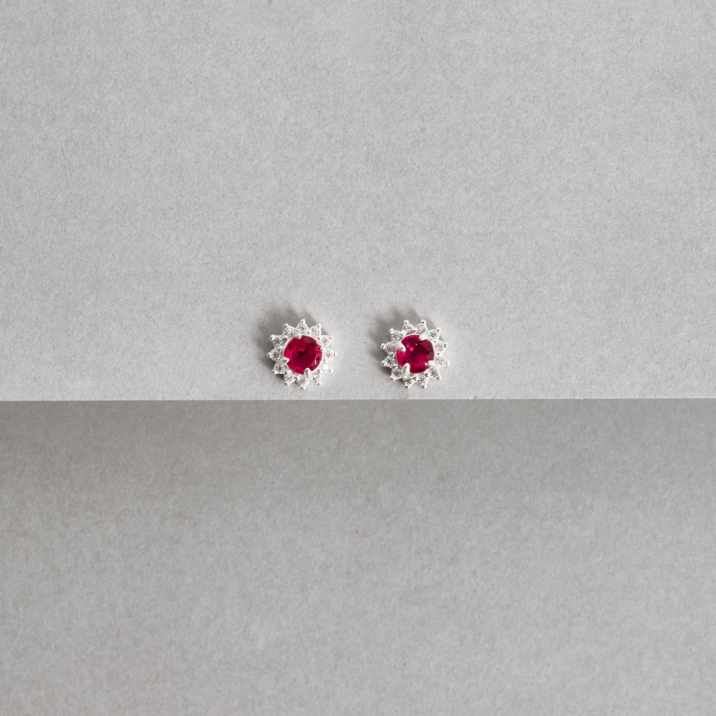 Brinco zircônia redonda cereja com cravejado 7mm