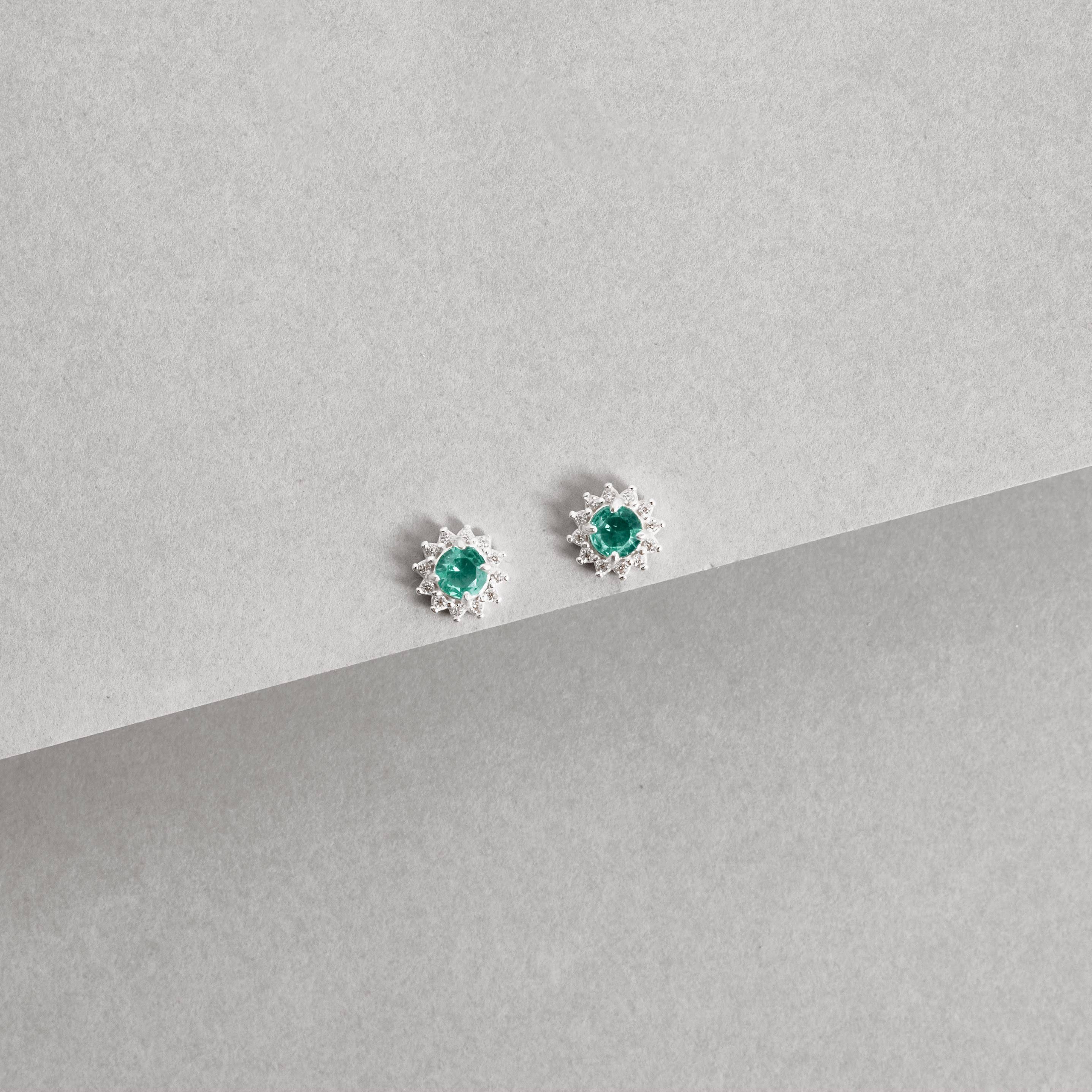 Brinco zircônia redonda acqua com cravejado 7mm