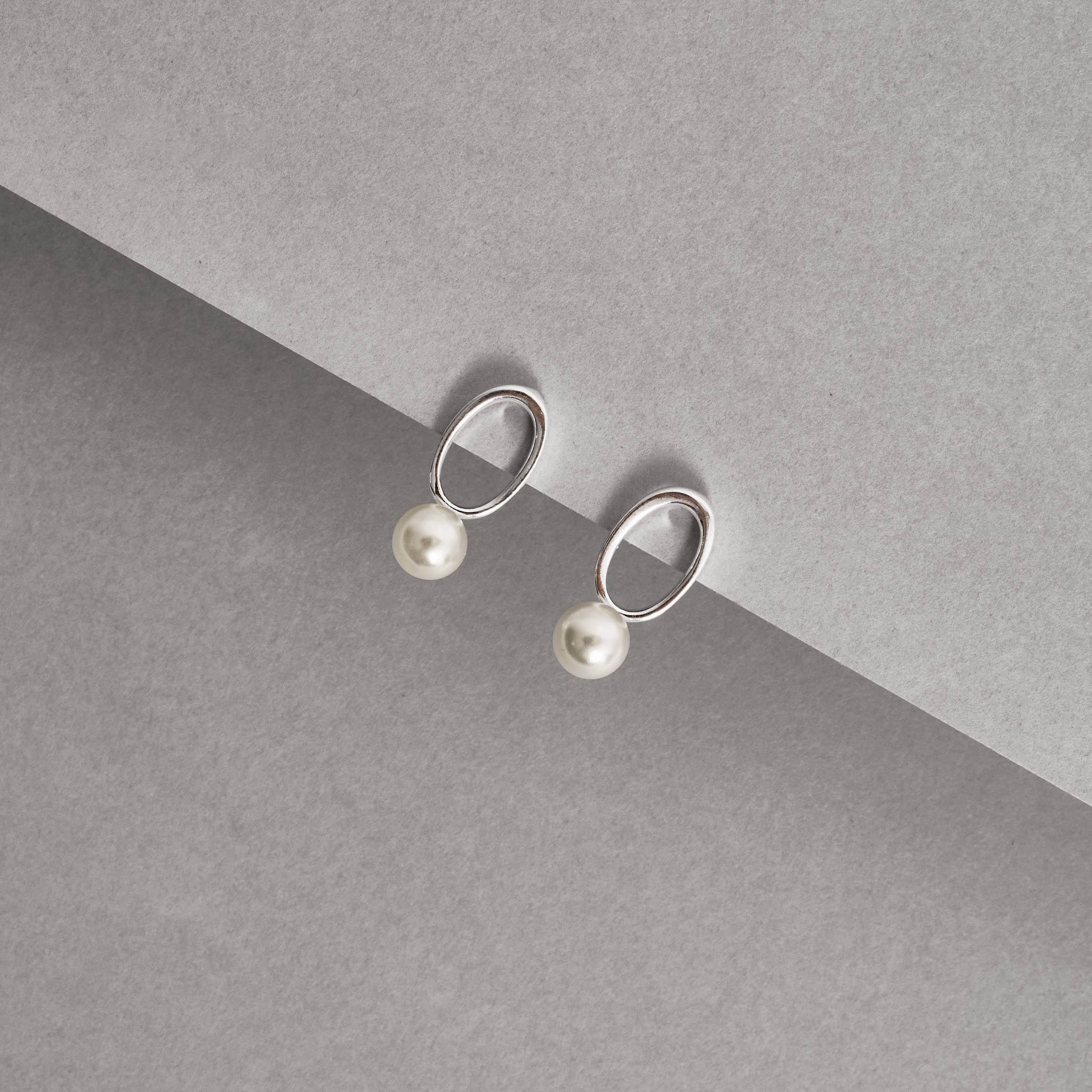 Brinco oval vazado com pérola 17mm