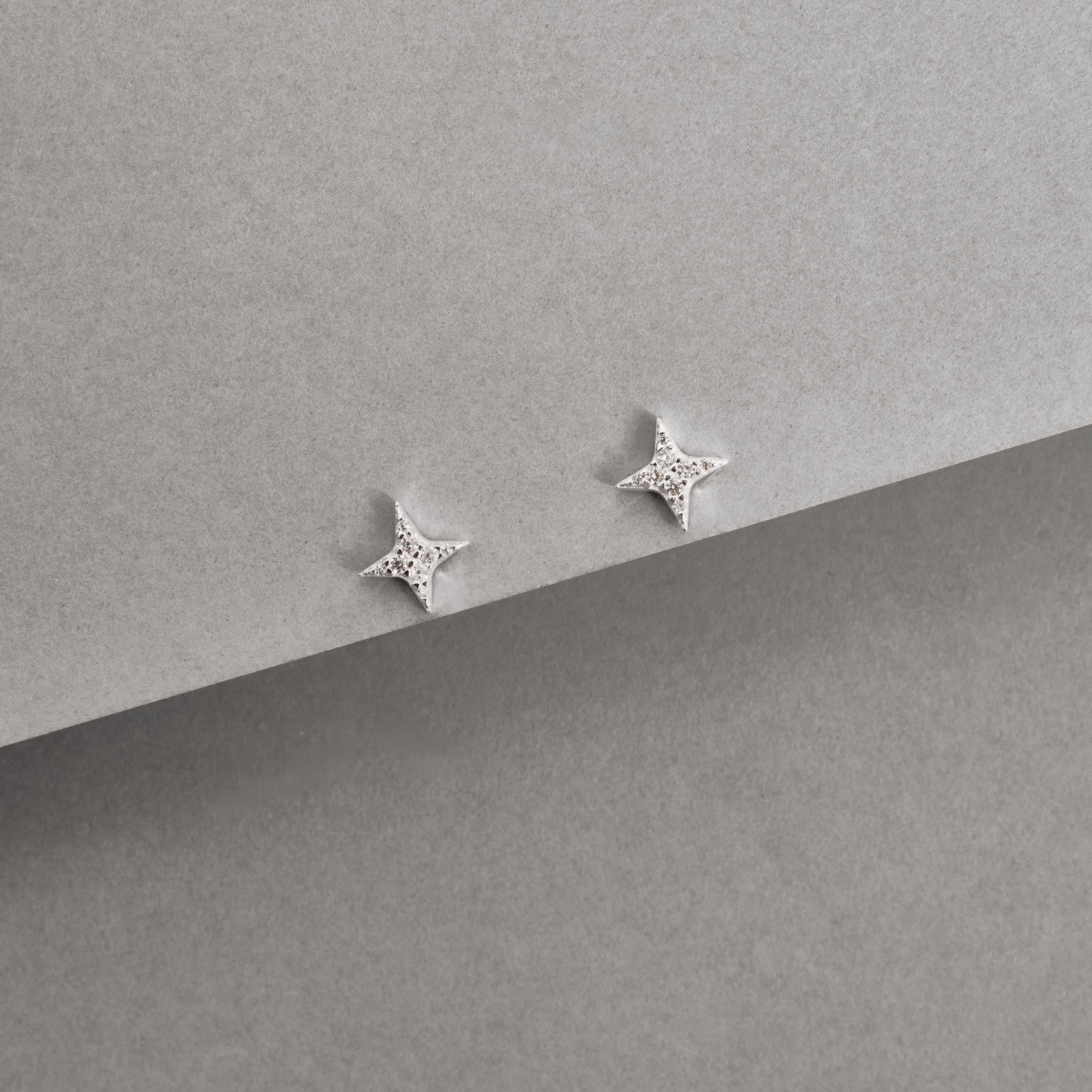 Brinco estrela 4 pontas cravejada 9mm