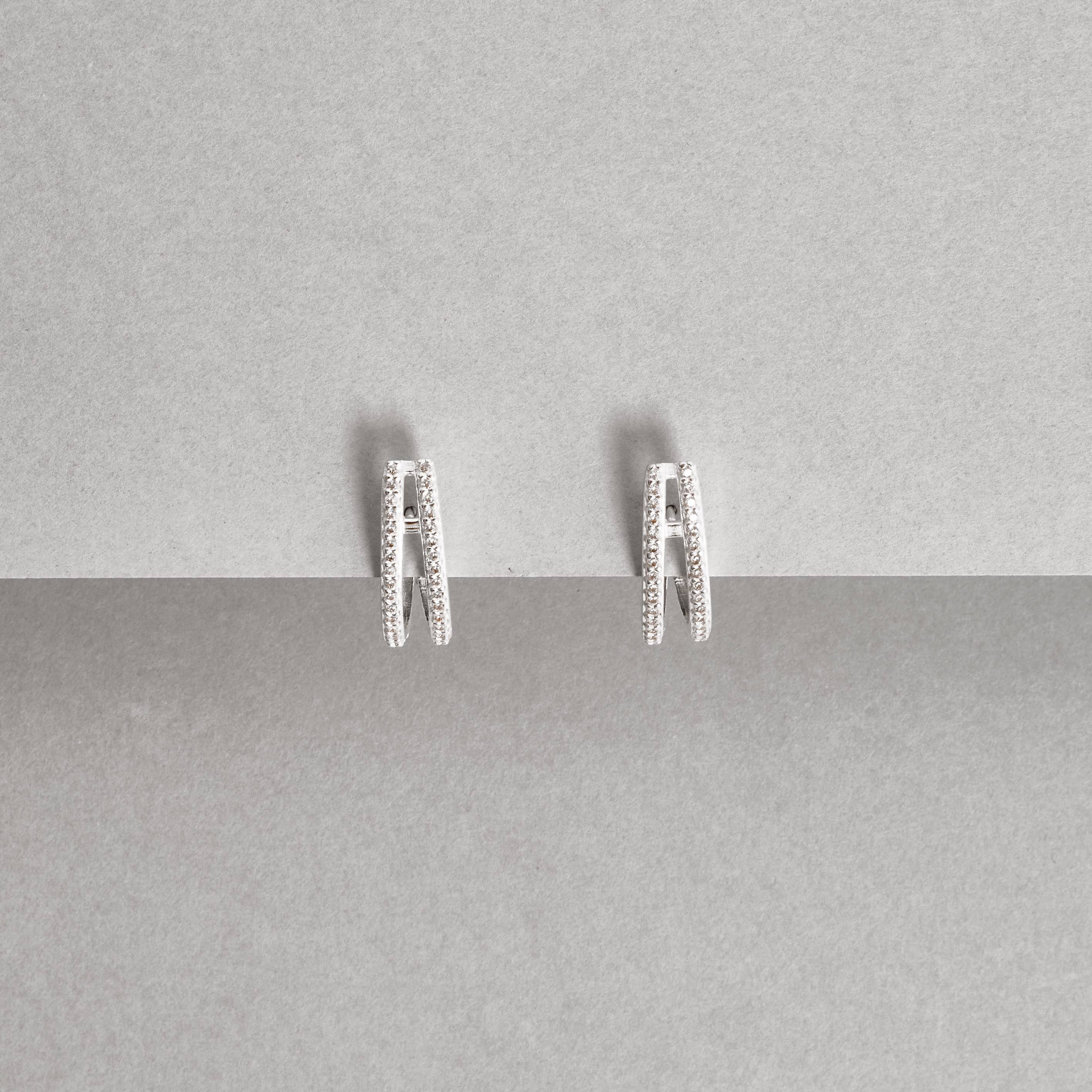 Argola oval 2 fios cravejados 18mm tarraxa