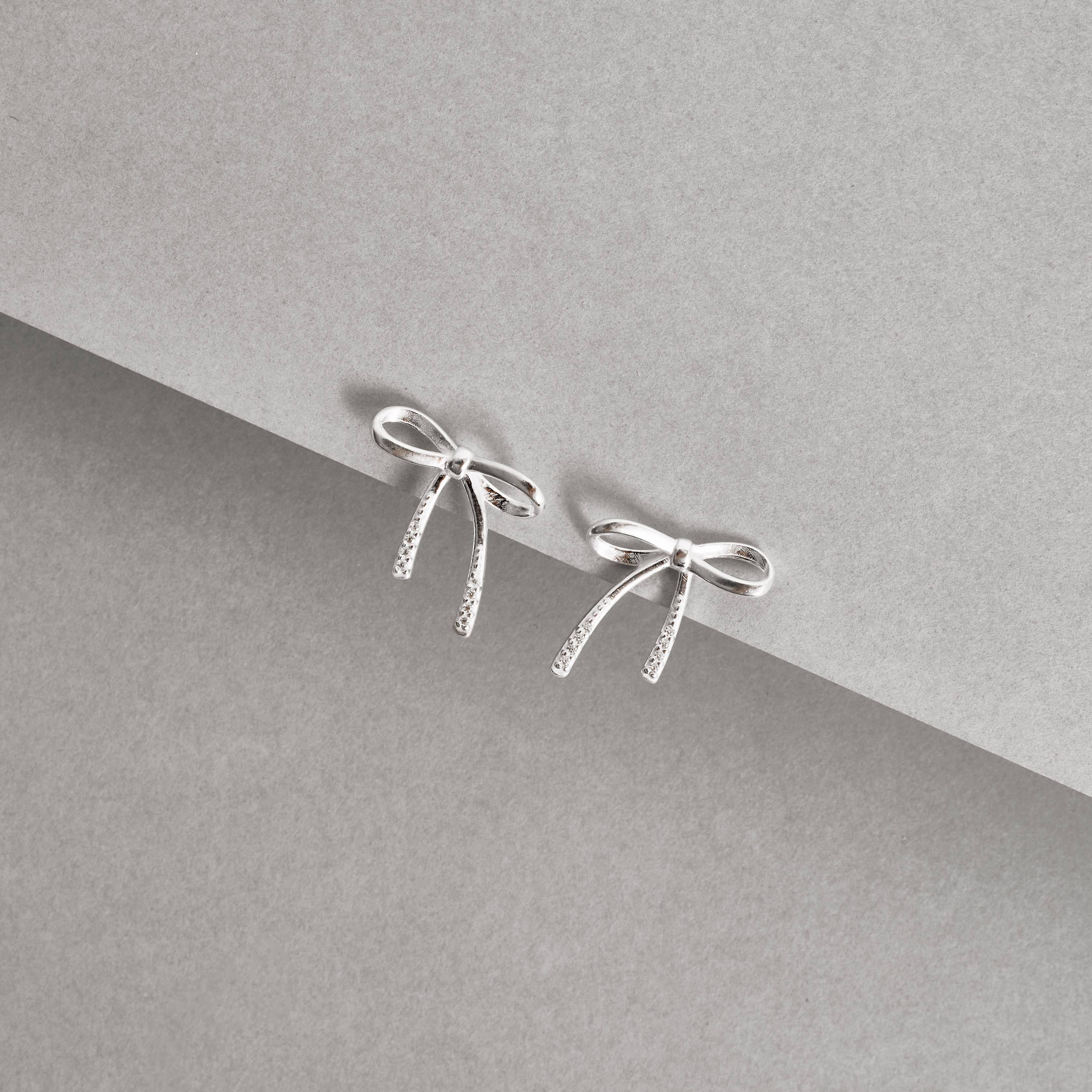 Brinco laço detalhe cravejado 18mm