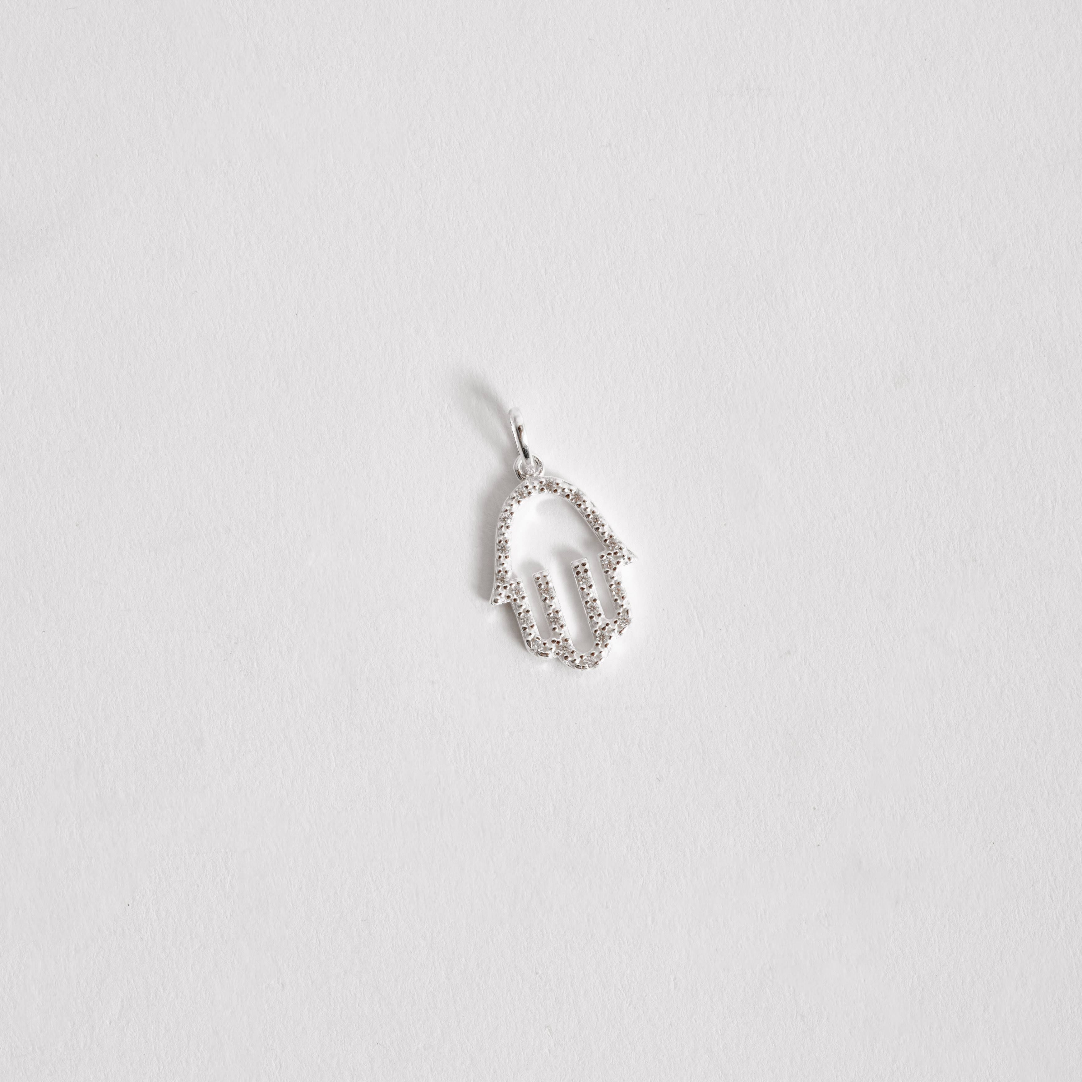 Pingente mão vazada cravejada 19mm