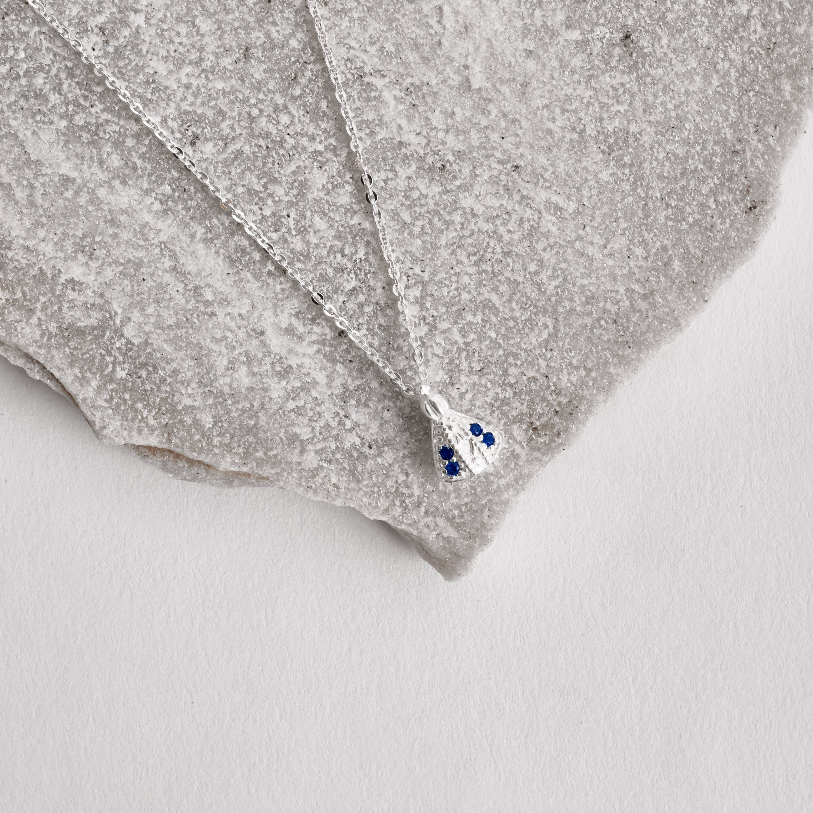 Imagem Colar Nsa. Sra. Aparecida cravejada azul 11mm corrente cadeadinho 45cm