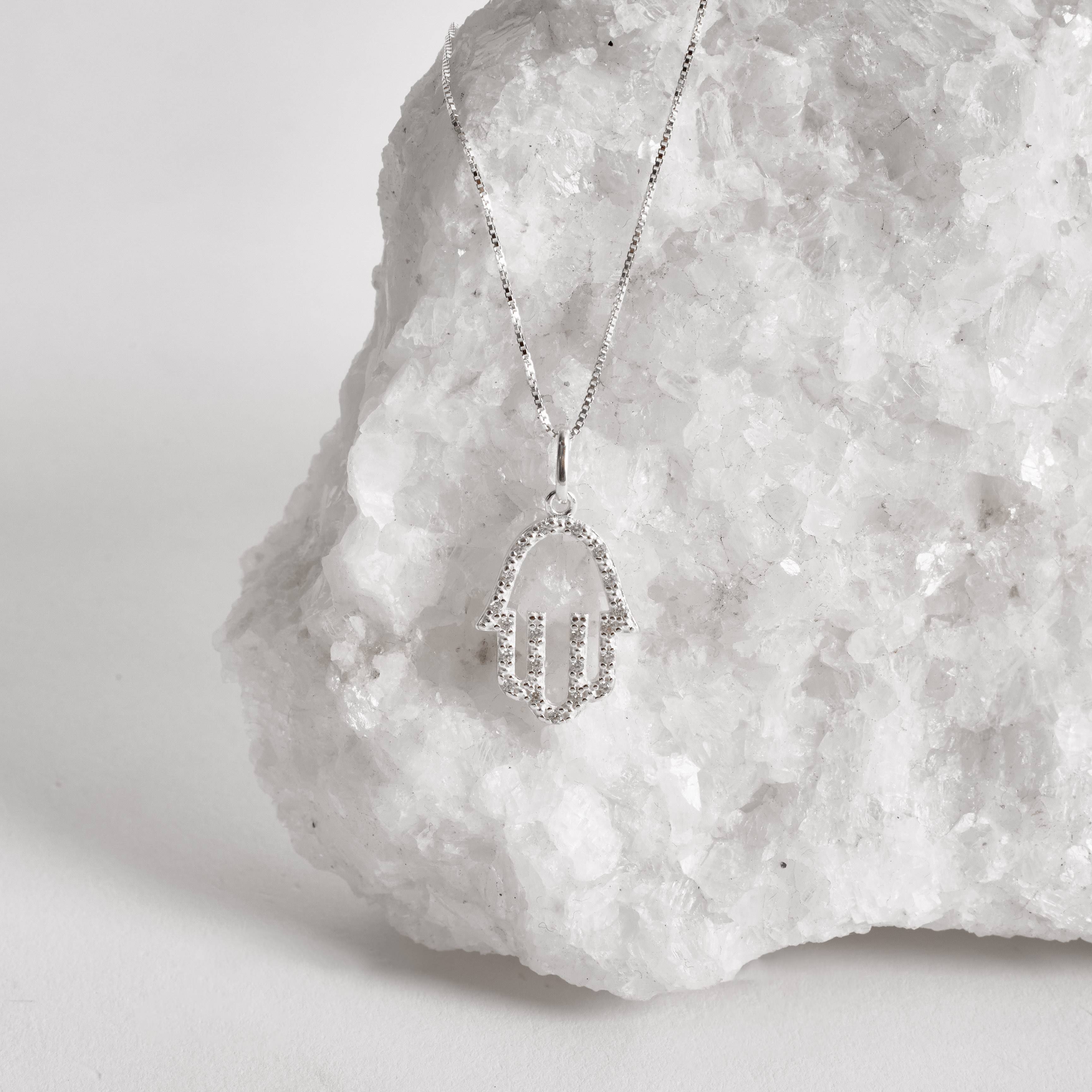 Imagem Secundária Colar pingente mão vazada cravejada 19mm 45cm