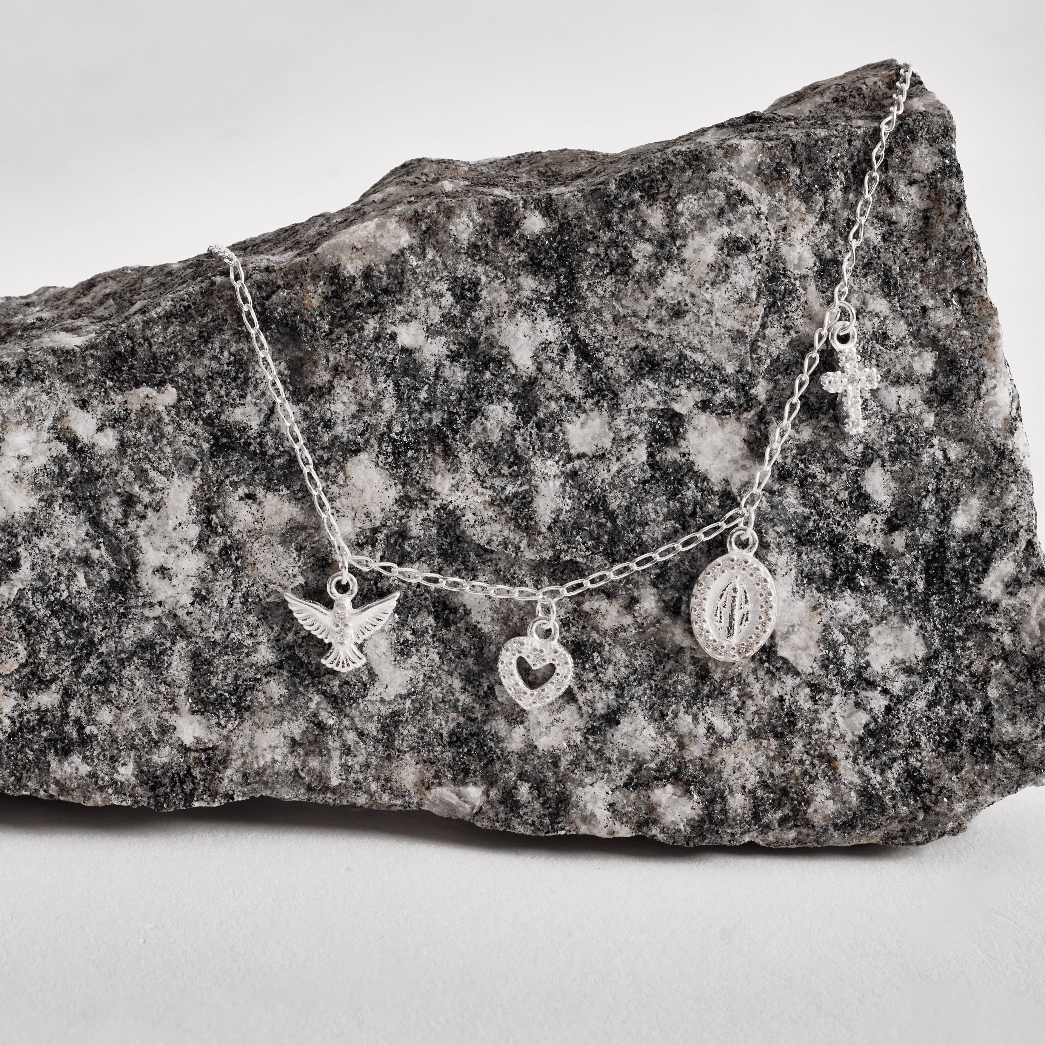 Imagem Secundária Colar pingentes Espírito Santo, coração vazado, medalha Nsa. Sra. das Graças e cruz cravejados corrente grumet 45cm