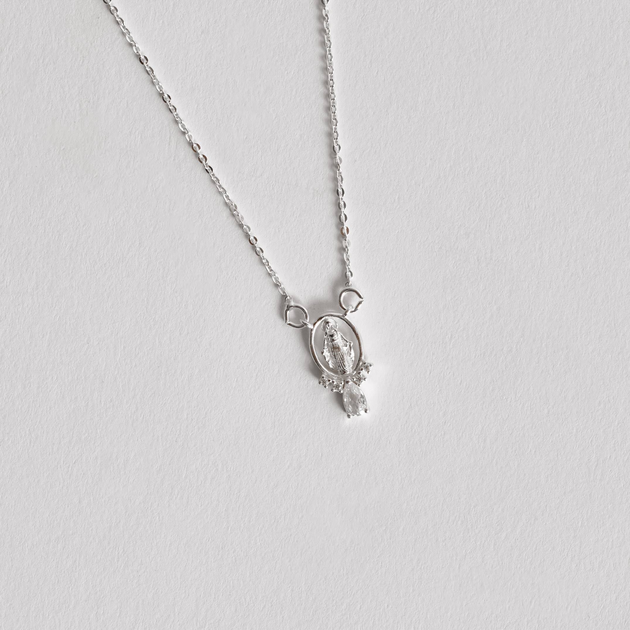 Imagem Secundária Colar entremeio medalha Nsa.Sra das Graças cravejada 15mm corrente cadeadinho 40+5cm