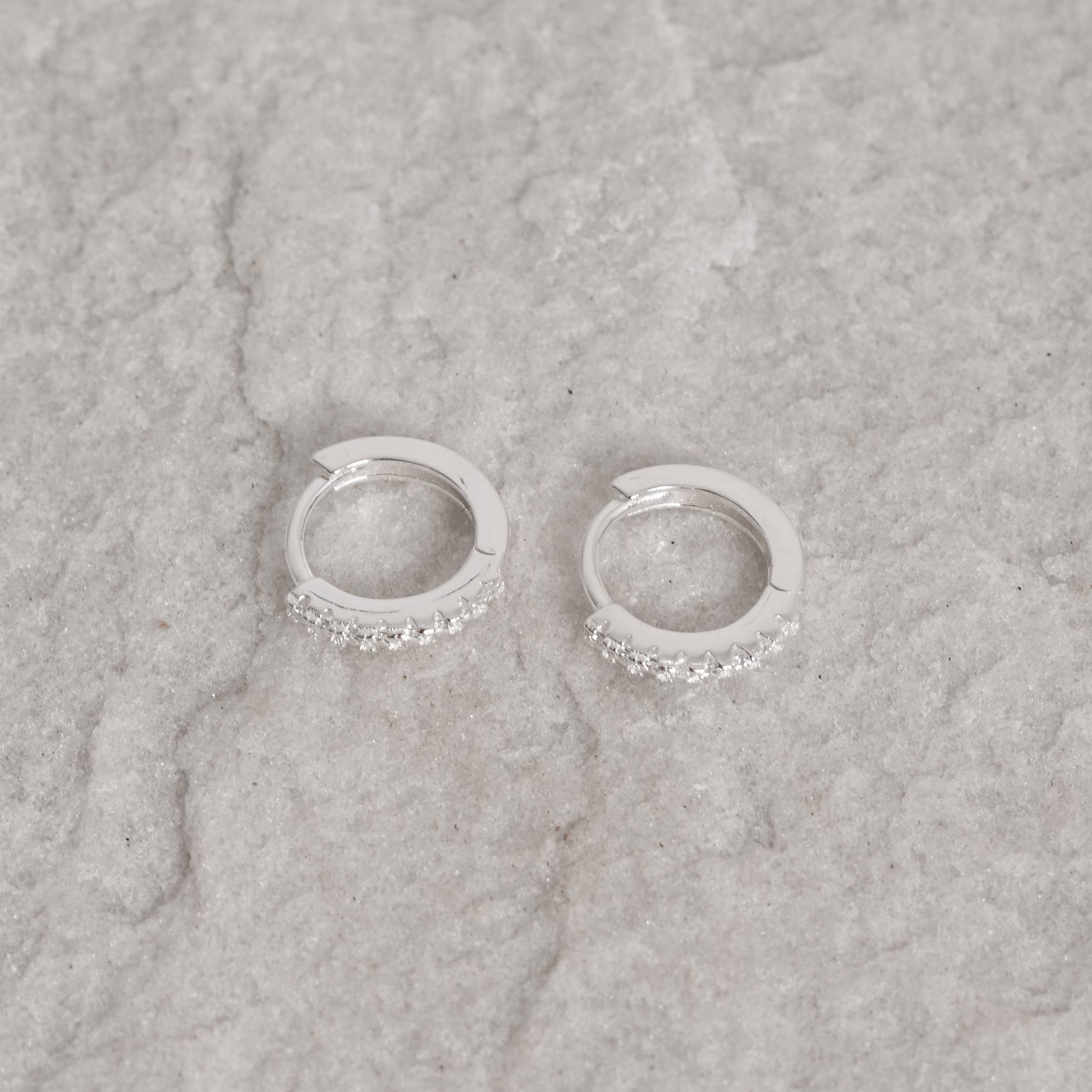 Argola click redonda cravejada 10mm