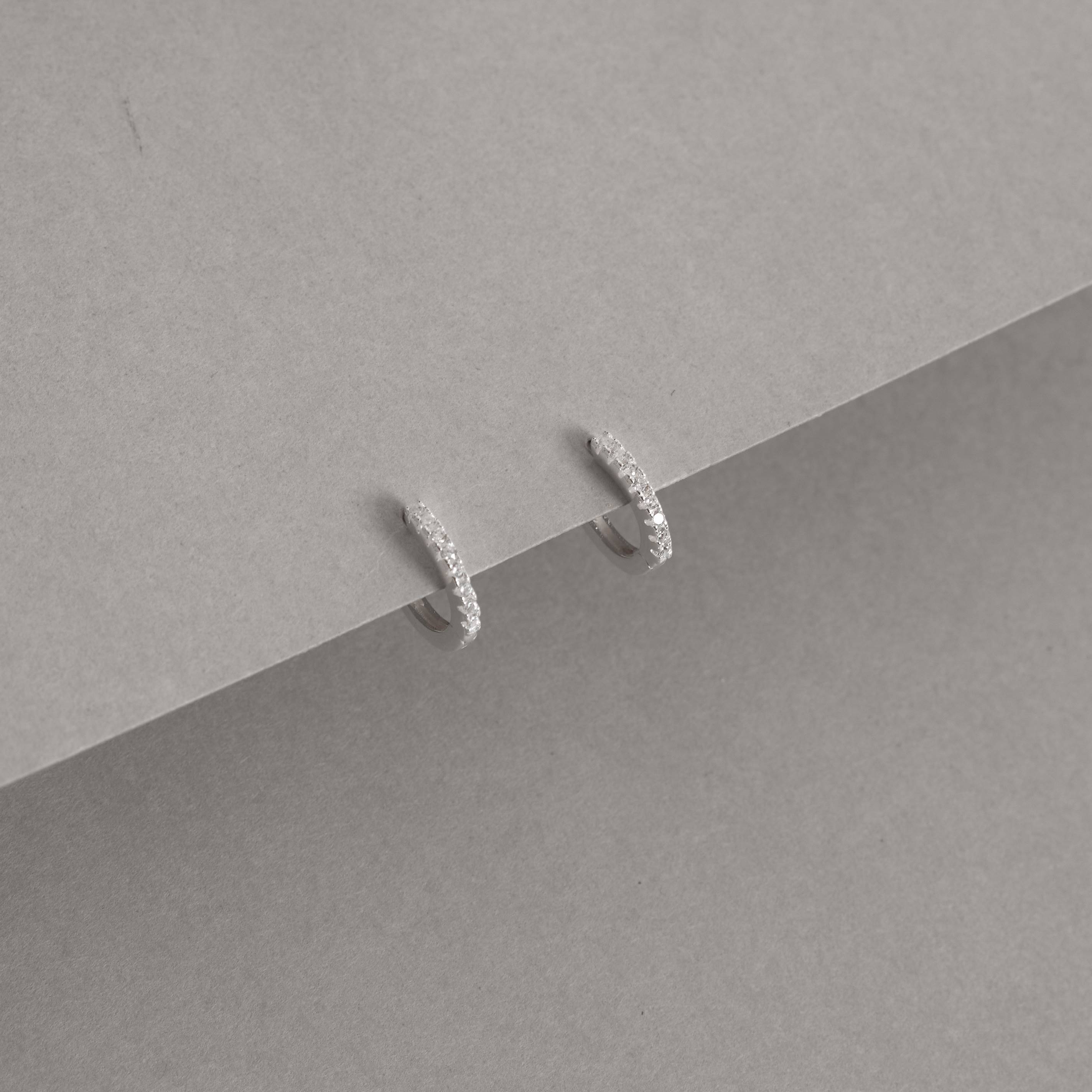 Imagem Secundária Argola click redonda cravejada 10mm