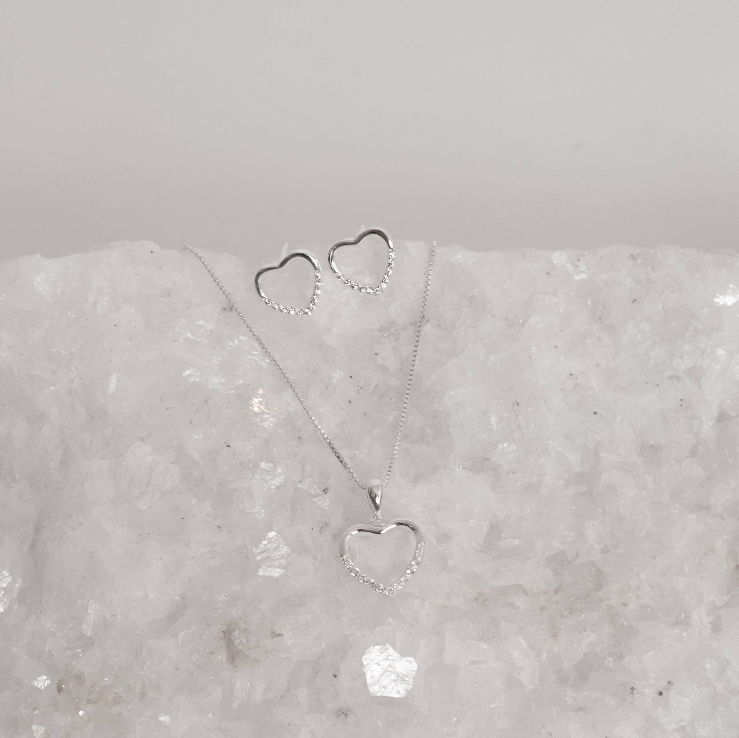 Conjunto brinco e colar coração vazado metade cravejado 12mm 45cm