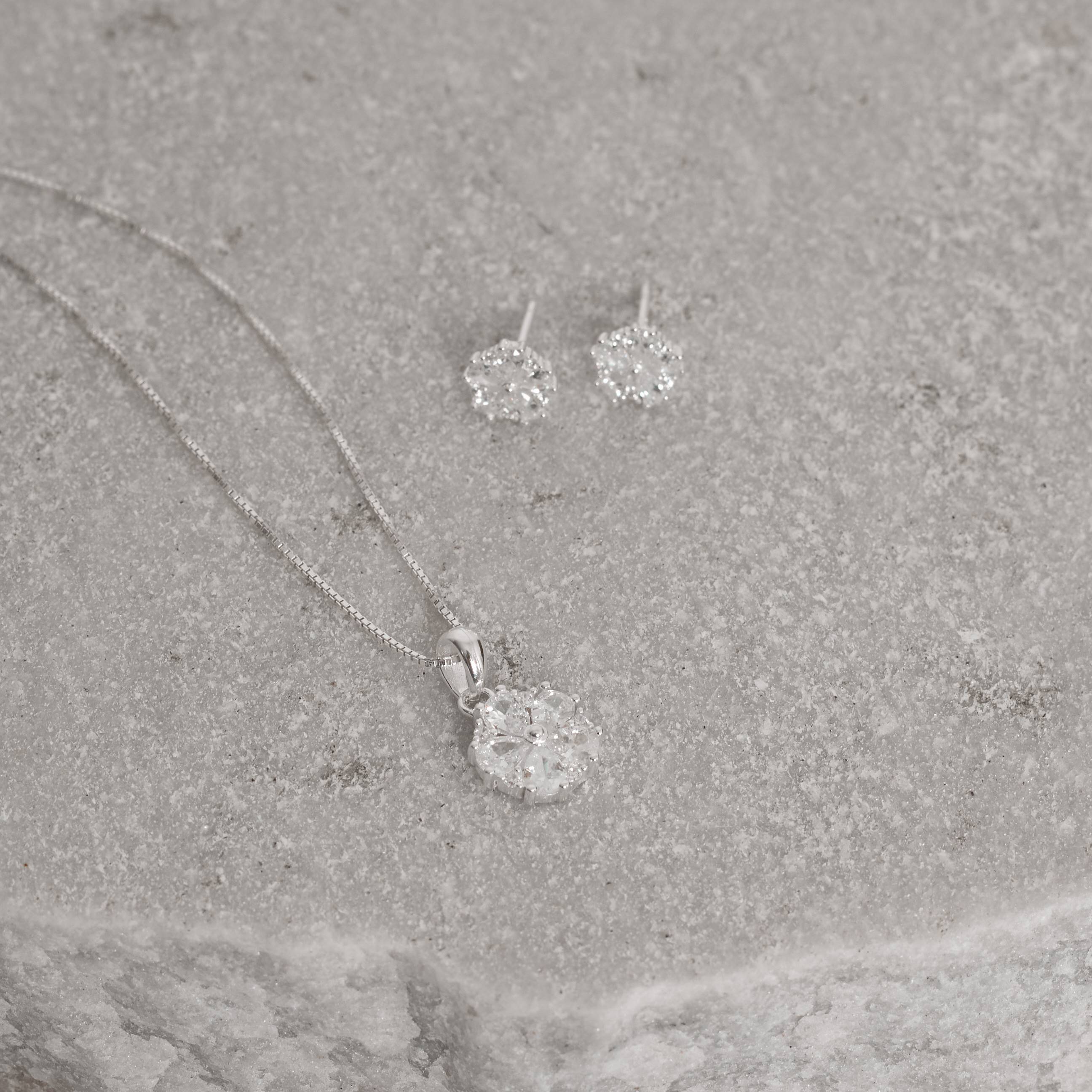 Conjunto brinco e colar flor cravejada 10mm 45cm