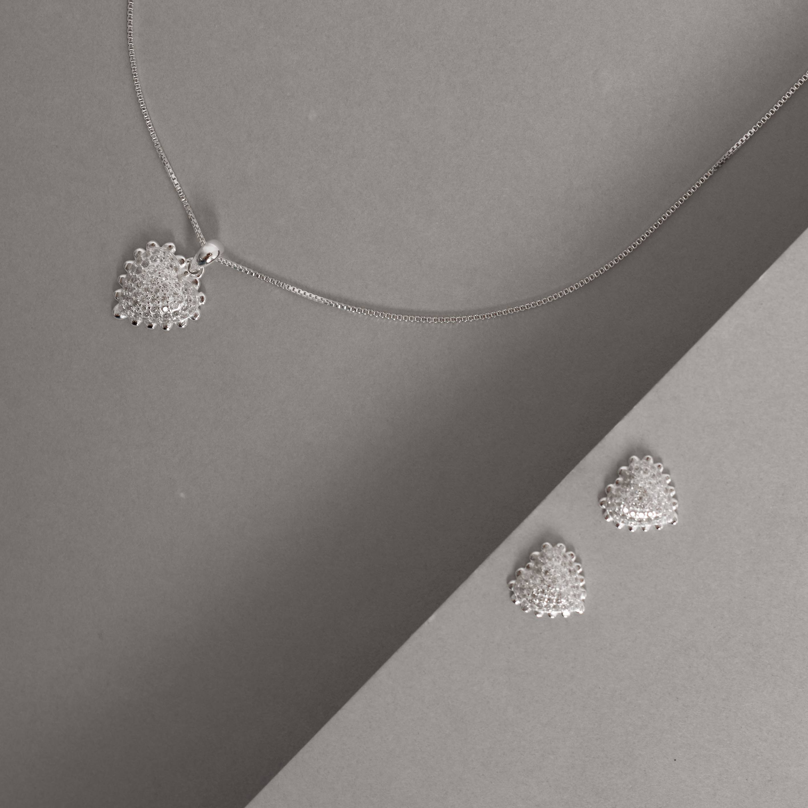 Conjunto brinco e colar coração cravejado com borda 12mm 45cm