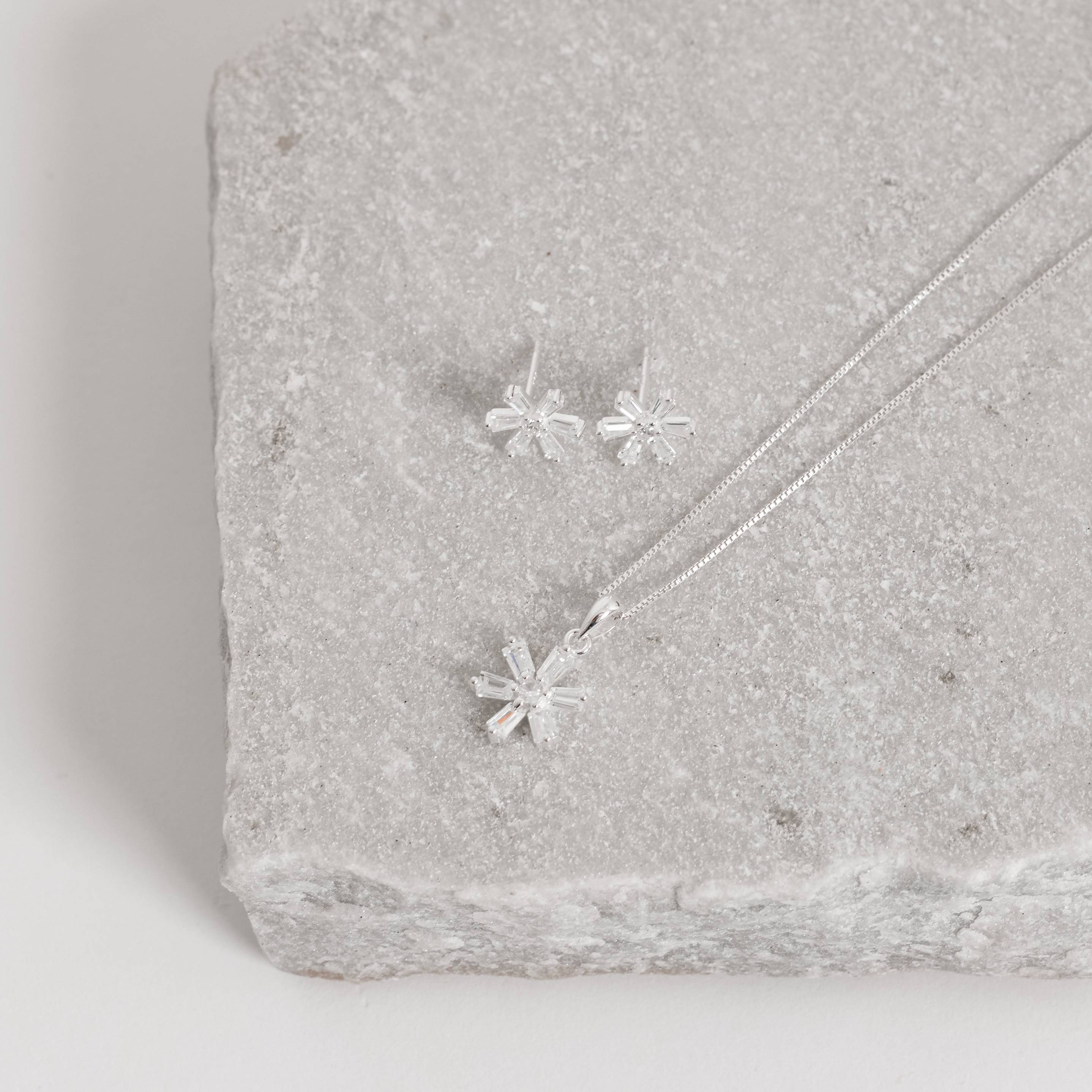 Conjunto brinco e colar flor cravejada 12mm 45cm