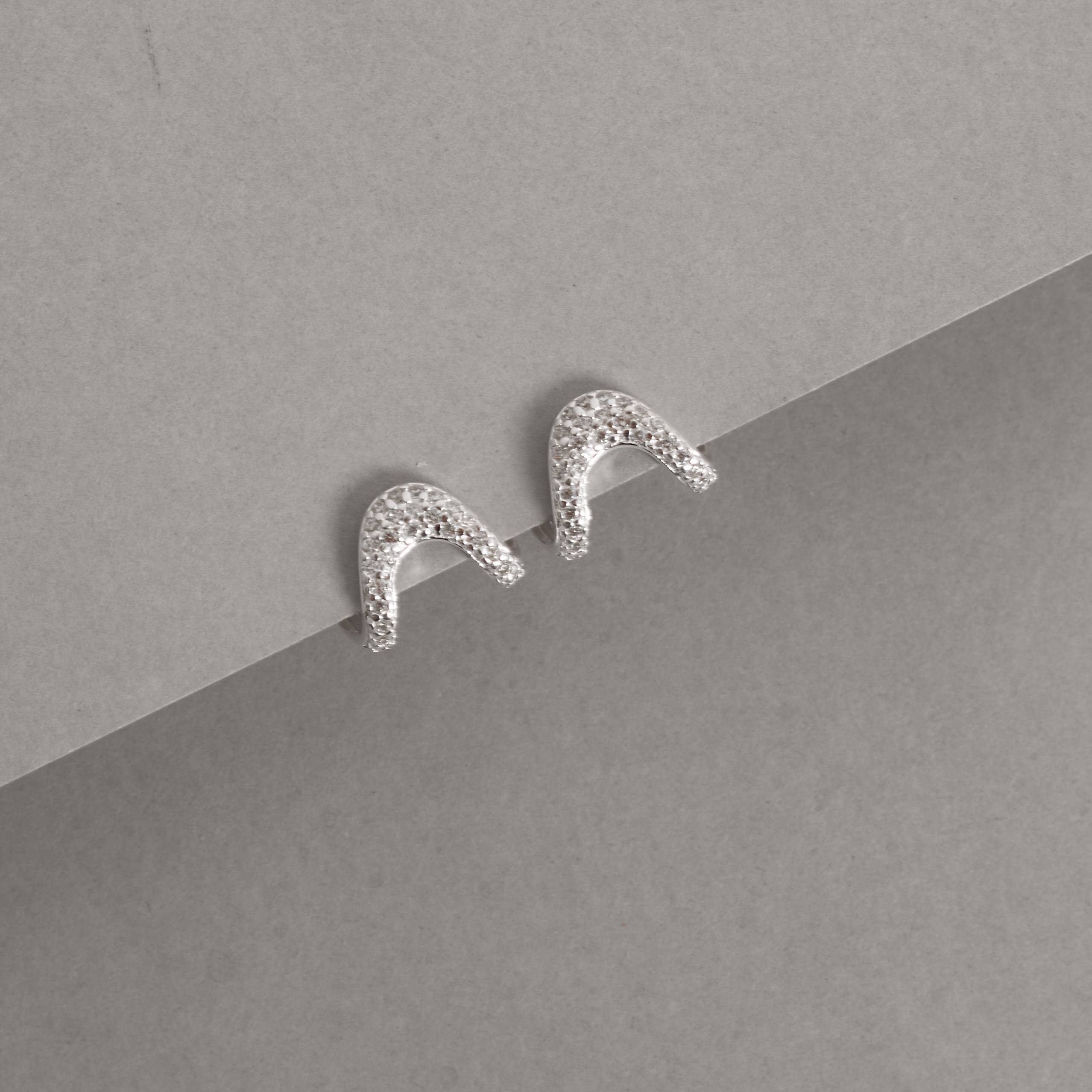 Brinco curva toda cravejada 15mm