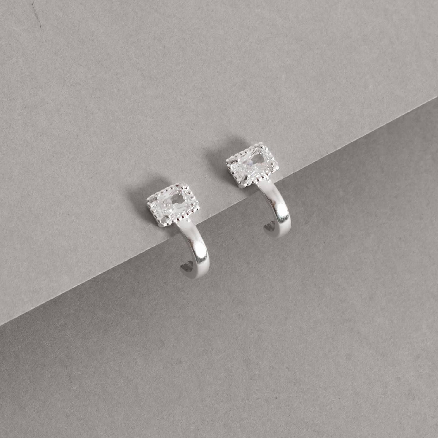 Imagem Brinco meia argola com zircônia retangular 15mm tarraxa