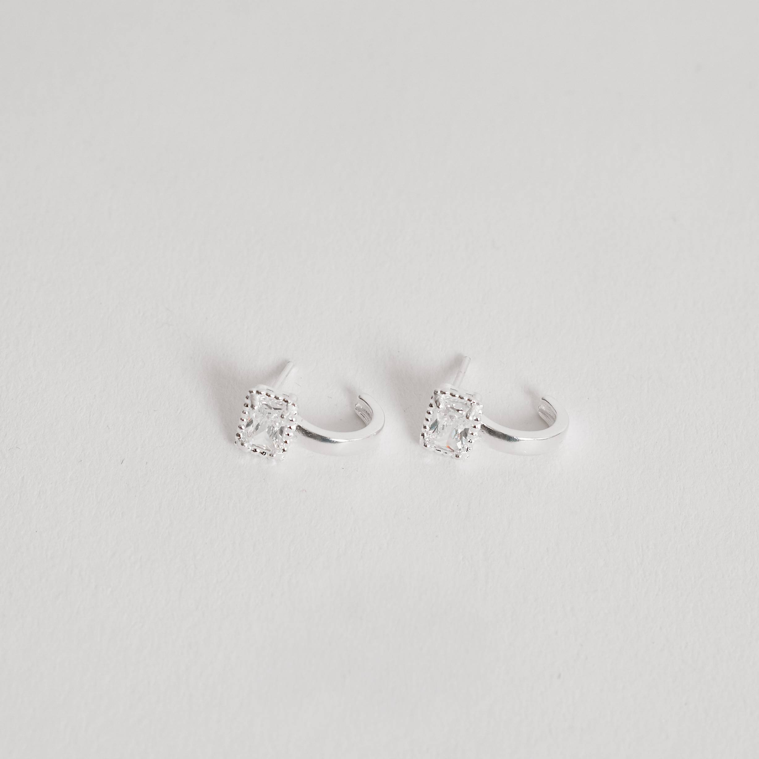 Imagem Secundária Brinco meia argola com zircônia retangular 15mm tarraxa